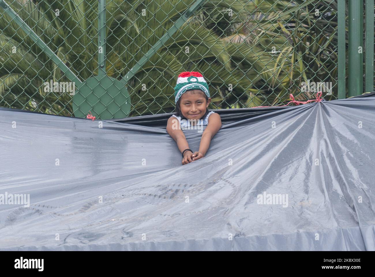 Una ragazza embera nel campo di fortuna in un parco nel centro di Bogotà, Colombia, il 12 agosto 2020. Almeno 400 persone dormono in tende di plastica per un mese, a causa della pandemia e della mancanza di opportunità di lavoro. (Foto di Daniel Garzon Herazo/NurPhoto) Foto Stock Una ragazza embera nel campo di fortuna in un parco nel centro di Bogotà, Colombia, il 12 agosto 2020. Almeno 400 persone dormono in tende di plastica per un mese, a causa della pandemia e della mancanza di opportunità di lavoro. (Foto di Daniel Garzon Herazo/NurPhoto) Foto Stock