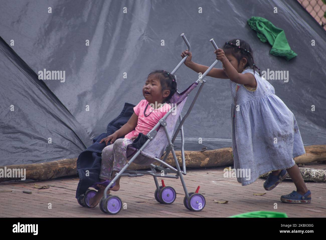 I bambini indigeni Embera giocano nel campo di fortuna in un parco nel centro di Bogotà, Colombia, il 12 agosto 2020. Almeno 400 persone dormono in tende di plastica per un mese, a causa della pandemia e della mancanza di opportunità di lavoro. (Foto di Daniel Garzon Herazo/NurPhoto) Foto Stock I bambini indigeni Embera giocano nel campo di fortuna in un parco nel centro di Bogotà, Colombia, il 12 agosto 2020. Almeno 400 persone dormono in tende di plastica per un mese, a causa della pandemia e della mancanza di opportunità di lavoro. (Foto di Daniel Garzon Herazo/NurPhoto) Foto Stock