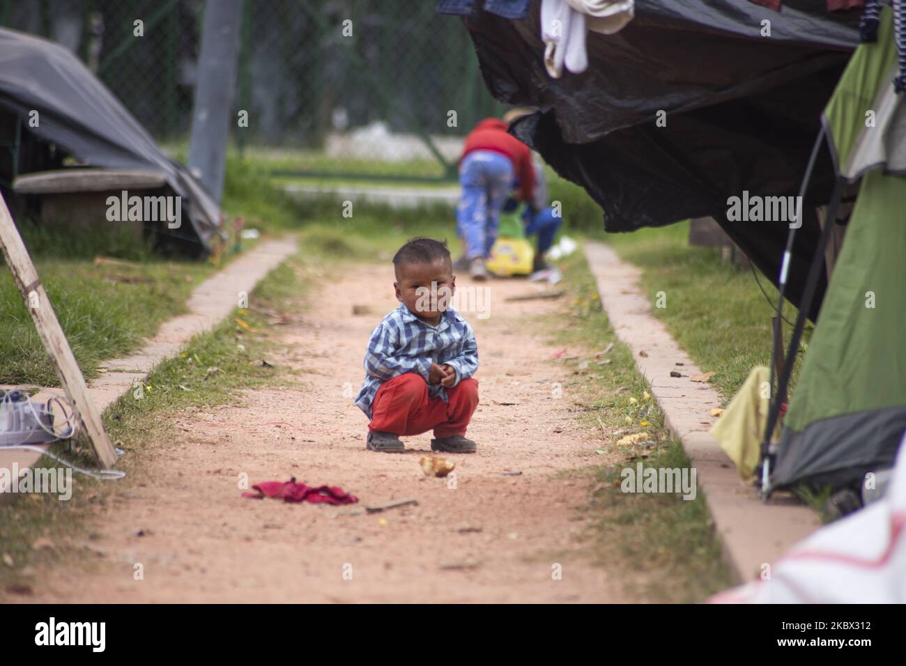 Un ragazzo indigeno di Embera nel campo di fortuna in un parco nel centro di Bogota, Colombia, il 12 agosto 2020. Almeno 400 persone dormono in tende di plastica per un mese, a causa della pandemia e della mancanza di opportunità di lavoro. (Foto di Daniel Garzon Herazo/NurPhoto) Foto Stock Un ragazzo indigeno di Embera nel campo di fortuna in un parco nel centro di Bogota, Colombia, il 12 agosto 2020. Almeno 400 persone dormono in tende di plastica per un mese, a causa della pandemia e della mancanza di opportunità di lavoro. (Foto di Daniel Garzon Herazo/NurPhoto) Foto Stock