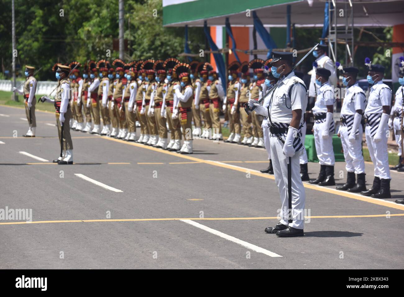 Il contingente della polizia di Kolkata e la polizia armata di Kolkata, veduto indossare la maschera, si trovano in una formazione durante la prova della sfilata del giorno dell'Indipendenza del vestito completo, a Kolkata, in India, il 13 agosto 2020. (Foto di Sukhomoy Sen/NurPhoto) Foto Stock