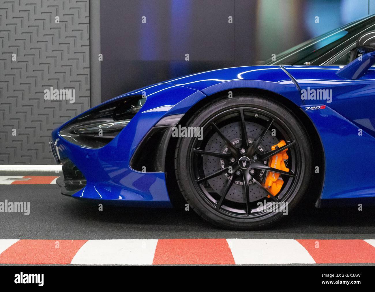 Una vista frontale e laterale dell'auto elettrica McLaren 720s con una elegante ruota nera Foto Stock