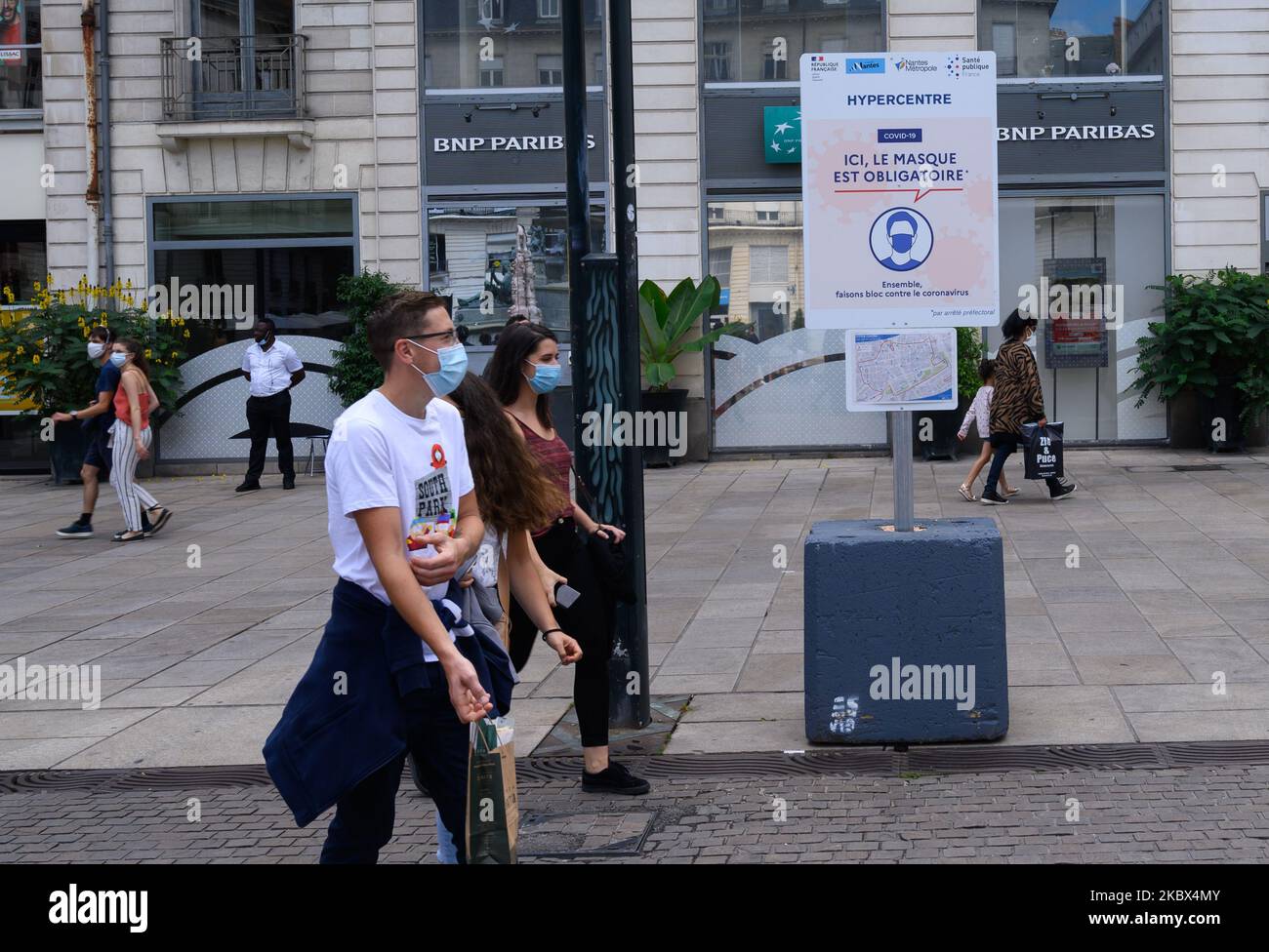 La gente cammina nel centro di Nantes, Francia il 14 agosto 2020. Di fronte alla moltiplicazione dei casi di Coronavirus / Covid-19, la città di Nantes ha deciso di rendere obbligatorio l'uso di una maschera fuori nel suo centro città e sui gradini dal 14 agosto 2020. (Foto di Estelle Ruiz/NurPhoto) Foto Stock