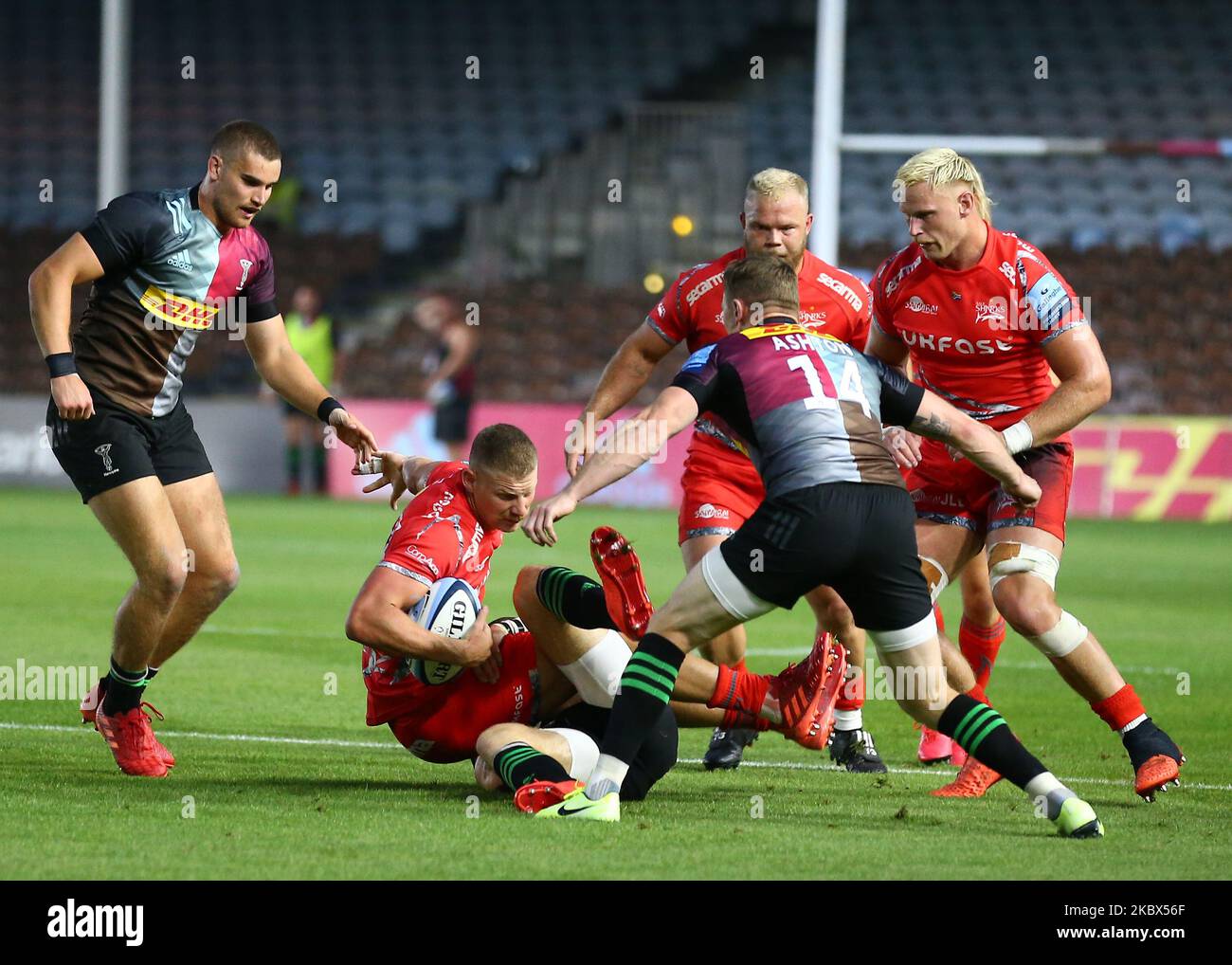 Robert Du Preez di sale Sharks essere affrontato da Chris Ashton di Harlequins durante la partita Gallagher Premiership tra Harlequins e sale Sharks a Twickenham Stoop, Londra, Regno Unito, il 14 agosto 2020. (Foto di Jacques Feeney/MI News/NurPhoto) Foto Stock