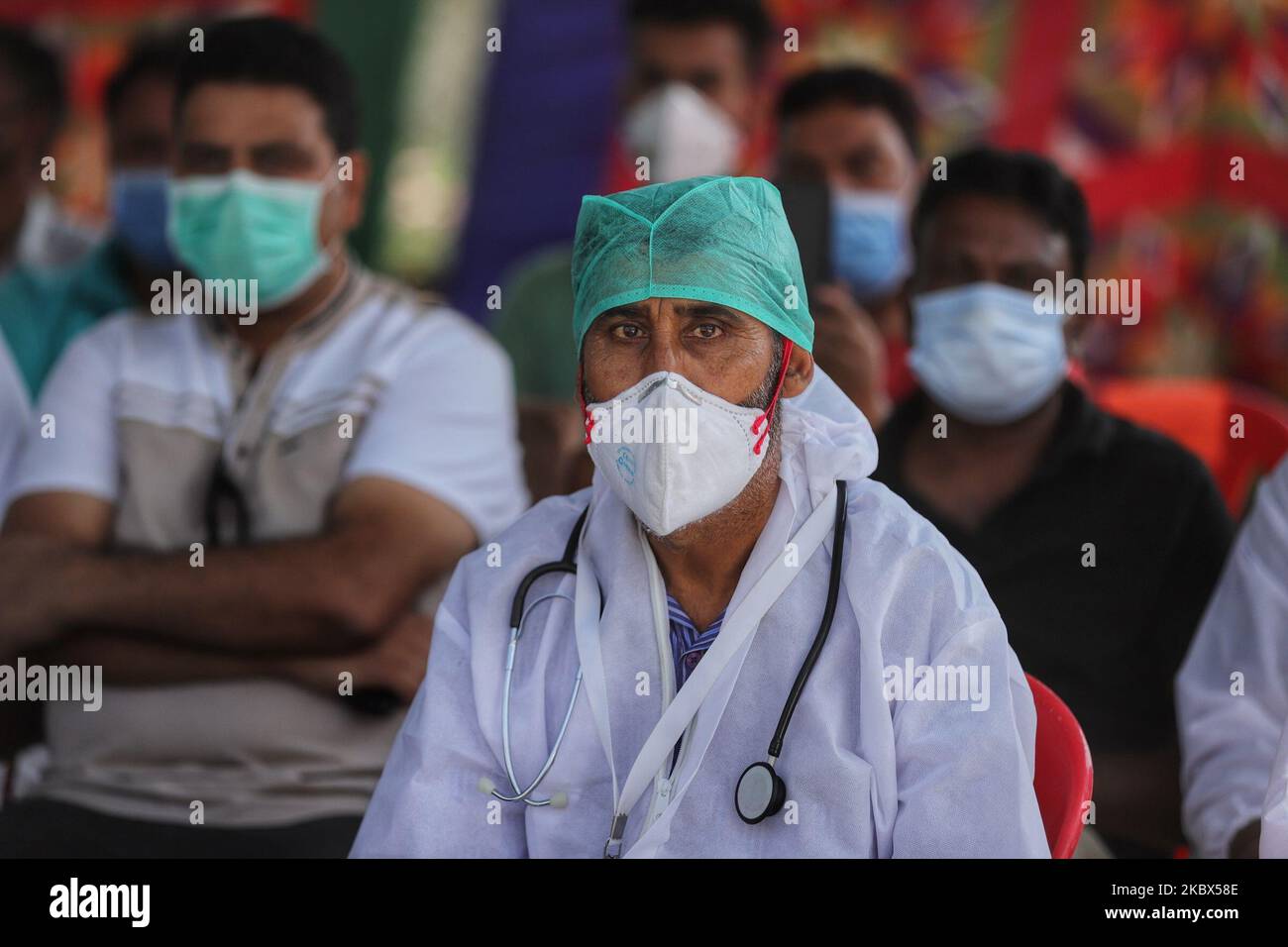 Le persone indossano maschere facciali mentre guardano le celebrazioni del 74th° giorno dell'Indipendenza dell'India a Baramulla Jammu e Kashmir India il 15 agosto 2020 (Foto di Nasir Kachroo/NurPhoto) Foto Stock