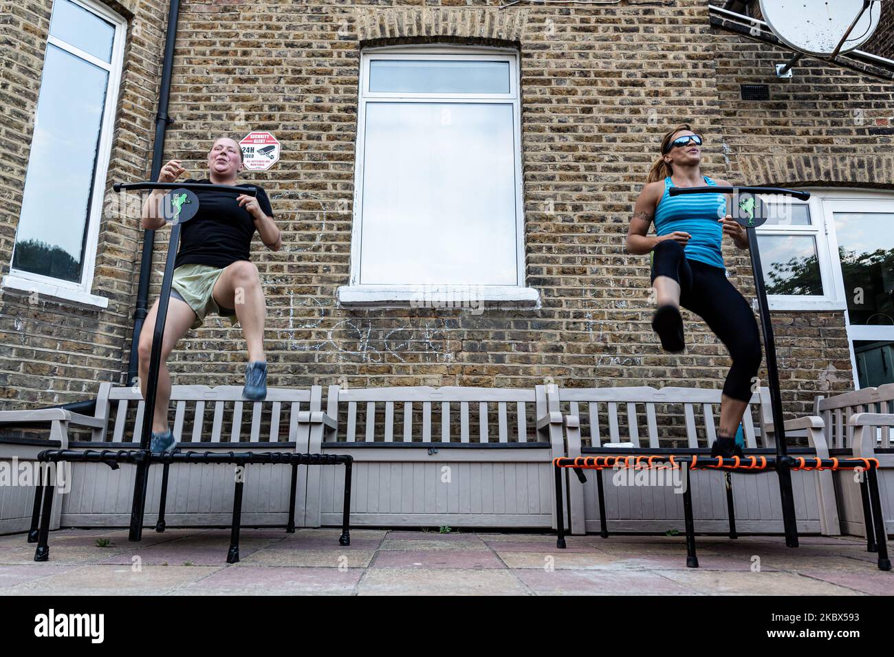 Dominika Lapinska e Agnieszka Kromka eseguono un allenamento di fitness all'aperto in mezzo alla pandemia di Coronavirus a Londra, Inghilterra, il 13 agosto 2020. Nonostante le strutture sportive al coperto ora aperte in Inghilterra molte persone decidono di esercitarsi all'aperto. (Foto di Dominika Zarzycka/NurPhoto) Foto Stock