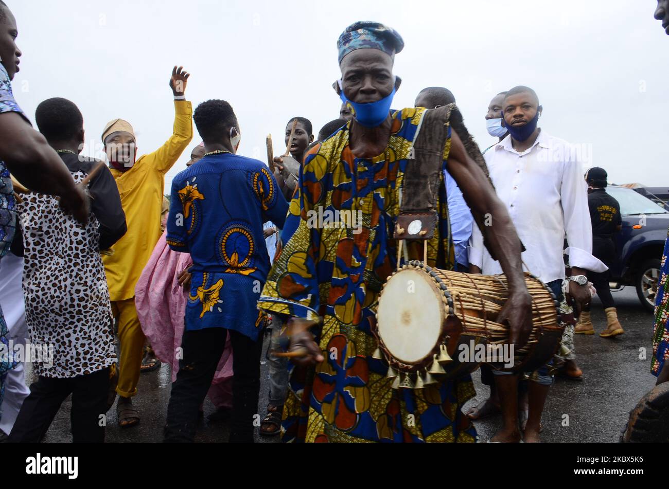 Un batterista si esibirà durante il festival annuale Osun-Osombo in onore di lei a Osombo, Nigeria, il 14 agosto 2020 (Photo by Olukayode Jaiyeola/NurPhoto) Foto Stock