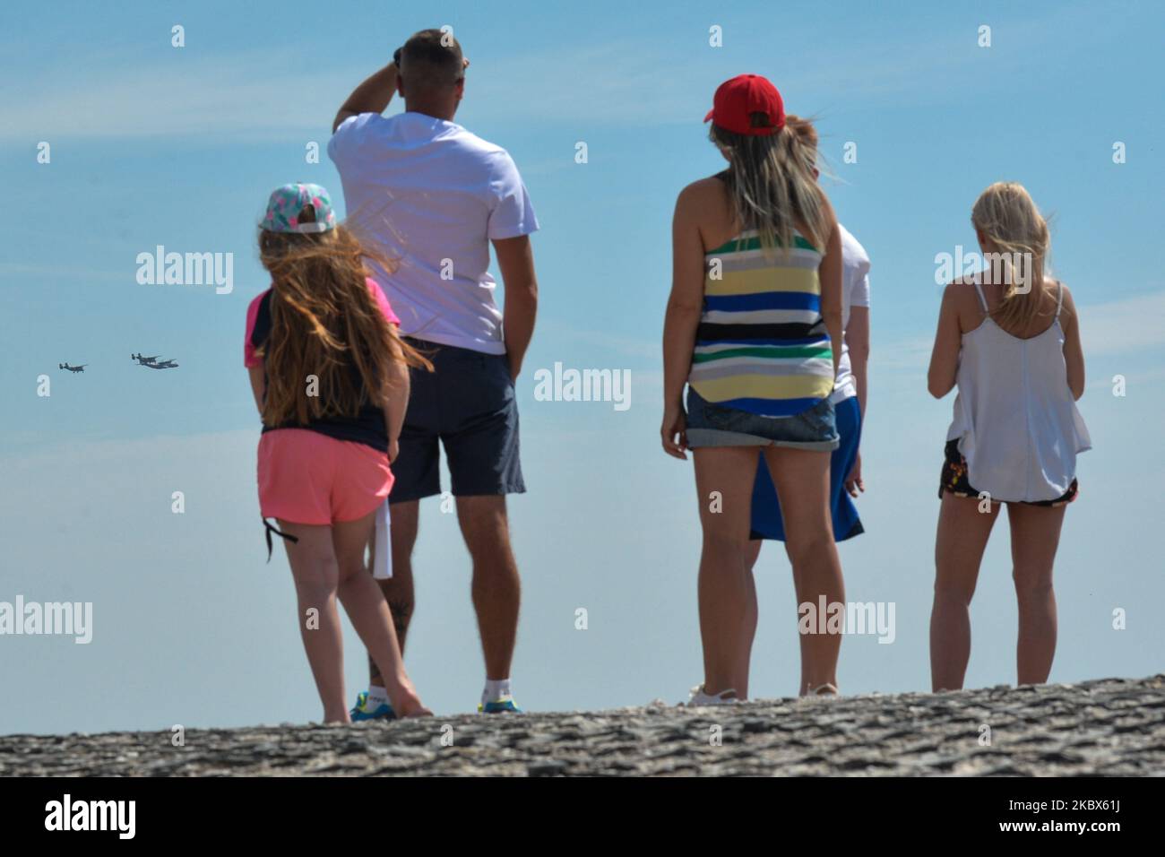 I piloti aerei militari hanno reso omaggio agli eroi della battaglia di Varsavia del 1920 sorvolando Cracovia. Altre città polacche, tra cui Bialystok, Szczecin, Poznan, Lublino, Kielce, Rzeszow, Olsztyn, Wroclaw, Lodz e Westerplatte, hanno fatto simili fly-bys. A Varsavia si sono svolte le principali celebrazioni della Giornata dell'Esercito Polacco e del 100th° anniversario della Battaglia di Varsavia. Sabato 15 agosto 2020, a Cracovia, Malopolskie Voivodato, Polonia. (Foto di Artur Widak/NurPhoto) Foto Stock