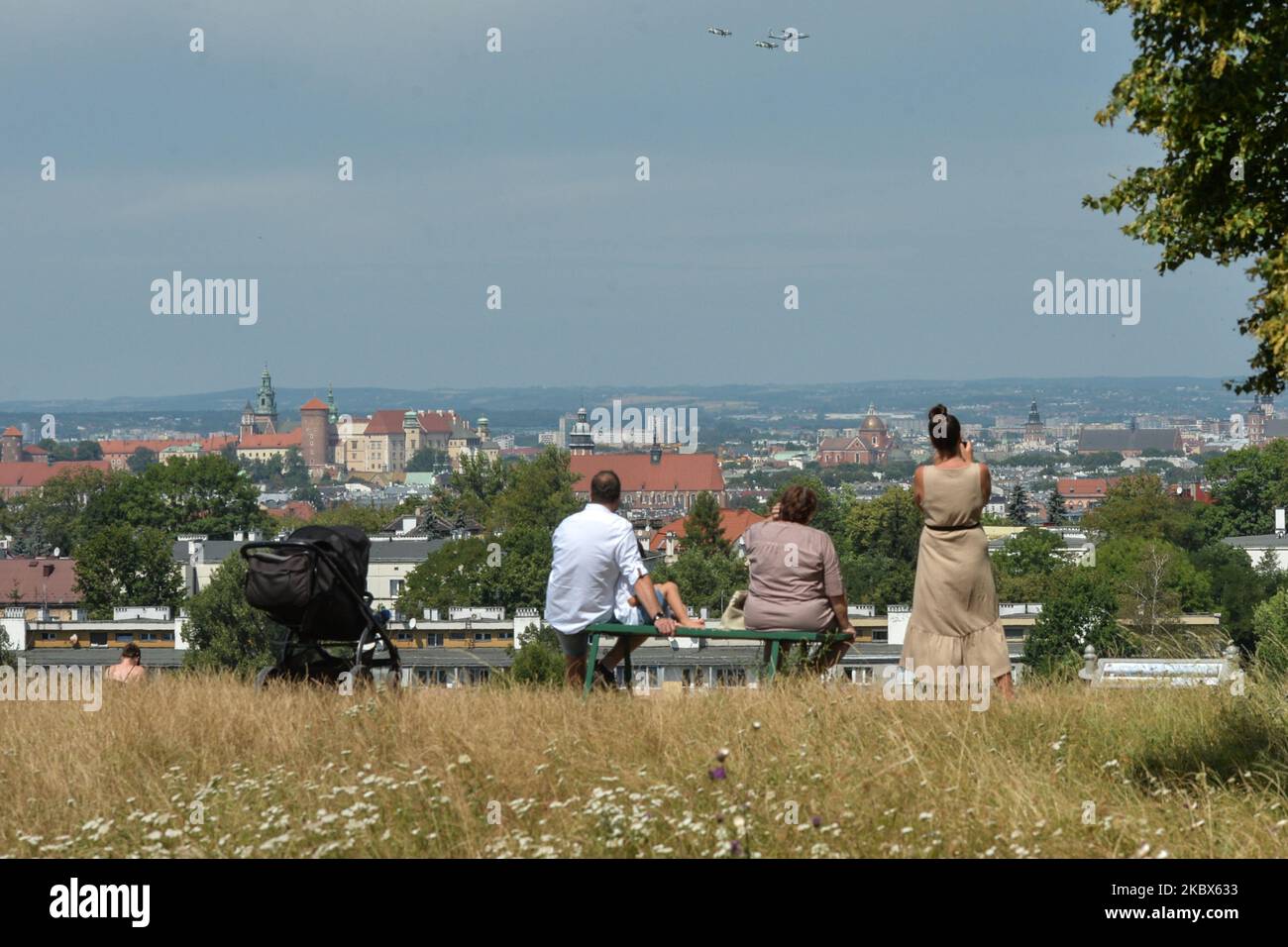 I piloti aerei militari hanno reso omaggio agli eroi della battaglia di Varsavia del 1920 sorvolando Cracovia. Altre città polacche, tra cui Bialystok, Szczecin, Poznan, Lublino, Kielce, Rzeszow, Olsztyn, Wroclaw, Lodz e Westerplatte, hanno fatto simili fly-bys. A Varsavia si sono svolte le principali celebrazioni della Giornata dell'Esercito Polacco e del 100th° anniversario della Battaglia di Varsavia. Sabato 15 agosto 2020, a Cracovia, Malopolskie Voivodato, Polonia. (Foto di Artur Widak/NurPhoto) Foto Stock
