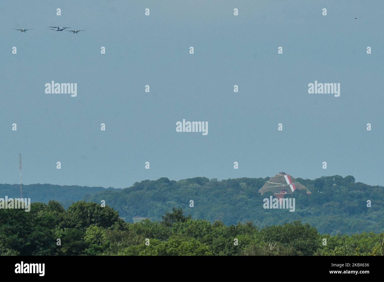 I piloti aerei militari hanno reso omaggio agli eroi della battaglia di Varsavia del 1920 sorvolando Cracovia. Altre città polacche, tra cui Bialystok, Szczecin, Poznan, Lublino, Kielce, Rzeszow, Olsztyn, Wroclaw, Lodz e Westerplatte, hanno fatto simili fly-bys. A Varsavia si sono svolte le principali celebrazioni della Giornata dell'Esercito Polacco e del 100th° anniversario della Battaglia di Varsavia. Sabato 15 agosto 2020, a Cracovia, Malopolskie Voivodato, Polonia. (Foto di Artur Widak/NurPhoto) Foto Stock