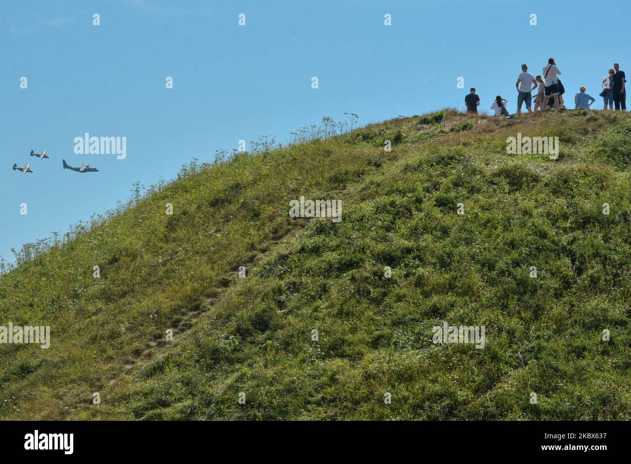 I piloti aerei militari hanno reso omaggio agli eroi della battaglia di Varsavia del 1920 sorvolando Cracovia. Altre città polacche, tra cui Bialystok, Szczecin, Poznan, Lublino, Kielce, Rzeszow, Olsztyn, Wroclaw, Lodz e Westerplatte, hanno fatto simili fly-bys. A Varsavia si sono svolte le principali celebrazioni della Giornata dell'Esercito Polacco e del 100th° anniversario della Battaglia di Varsavia. Sabato 15 agosto 2020, a Cracovia, Malopolskie Voivodato, Polonia. (Foto di Artur Widak/NurPhoto) Foto Stock