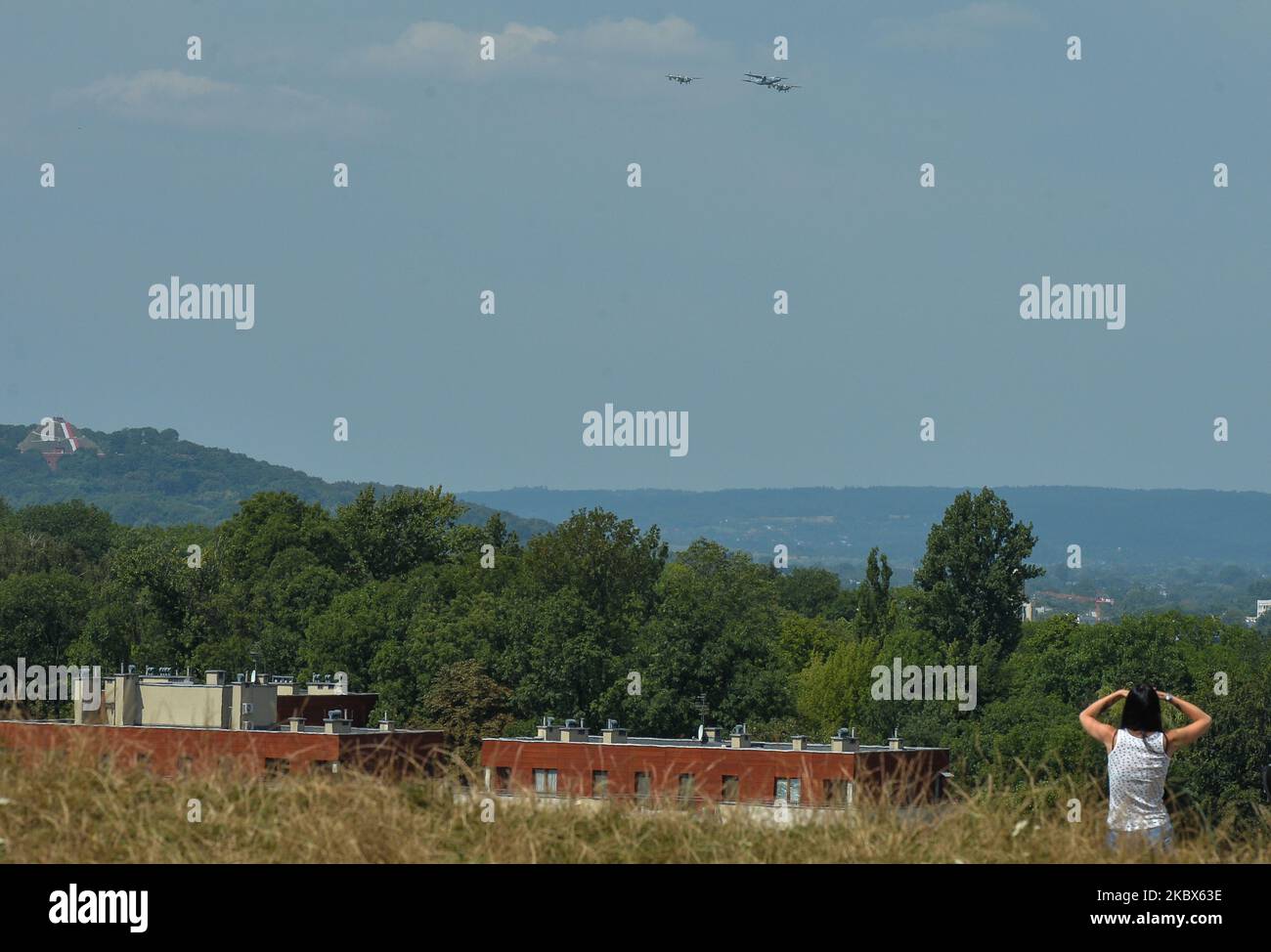 I piloti aerei militari hanno reso omaggio agli eroi della battaglia di Varsavia del 1920 sorvolando Cracovia. Altre città polacche, tra cui Bialystok, Szczecin, Poznan, Lublino, Kielce, Rzeszow, Olsztyn, Wroclaw, Lodz e Westerplatte, hanno fatto simili fly-bys. A Varsavia si sono svolte le principali celebrazioni della Giornata dell'Esercito Polacco e del 100th° anniversario della Battaglia di Varsavia. Sabato 15 agosto 2020, a Cracovia, Malopolskie Voivodato, Polonia. (Foto di Artur Widak/NurPhoto) Foto Stock