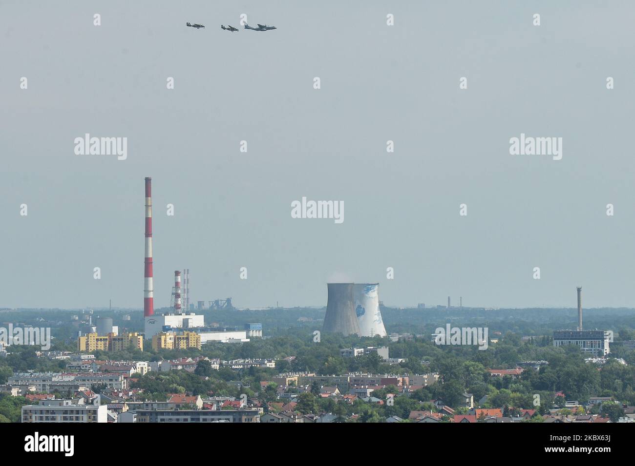 I piloti aerei militari hanno reso omaggio agli eroi della battaglia di Varsavia del 1920 sorvolando Cracovia. Altre città polacche, tra cui Bialystok, Szczecin, Poznan, Lublino, Kielce, Rzeszow, Olsztyn, Wroclaw, Lodz e Westerplatte, hanno fatto simili fly-bys. A Varsavia si sono svolte le principali celebrazioni della Giornata dell'Esercito Polacco e del 100th° anniversario della Battaglia di Varsavia. Sabato 15 agosto 2020, a Cracovia, Malopolskie Voivodato, Polonia. (Foto di Artur Widak/NurPhoto) Foto Stock