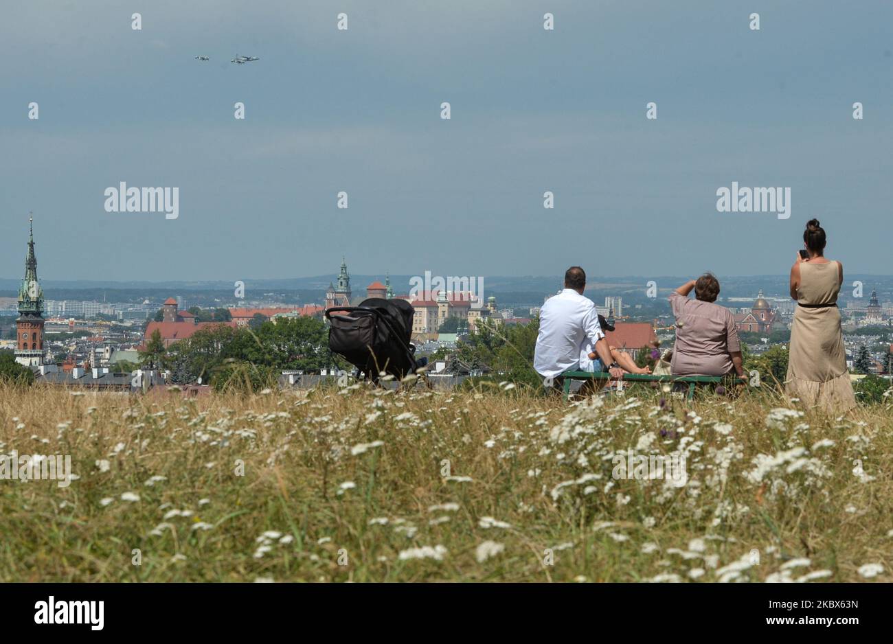 I piloti aerei militari hanno reso omaggio agli eroi della battaglia di Varsavia del 1920 sorvolando Cracovia. Altre città polacche, tra cui Bialystok, Szczecin, Poznan, Lublino, Kielce, Rzeszow, Olsztyn, Wroclaw, Lodz e Westerplatte, hanno fatto simili fly-bys. A Varsavia si sono svolte le principali celebrazioni della Giornata dell'Esercito Polacco e del 100th° anniversario della Battaglia di Varsavia. Sabato 15 agosto 2020, a Cracovia, Malopolskie Voivodato, Polonia. (Foto di Artur Widak/NurPhoto) Foto Stock