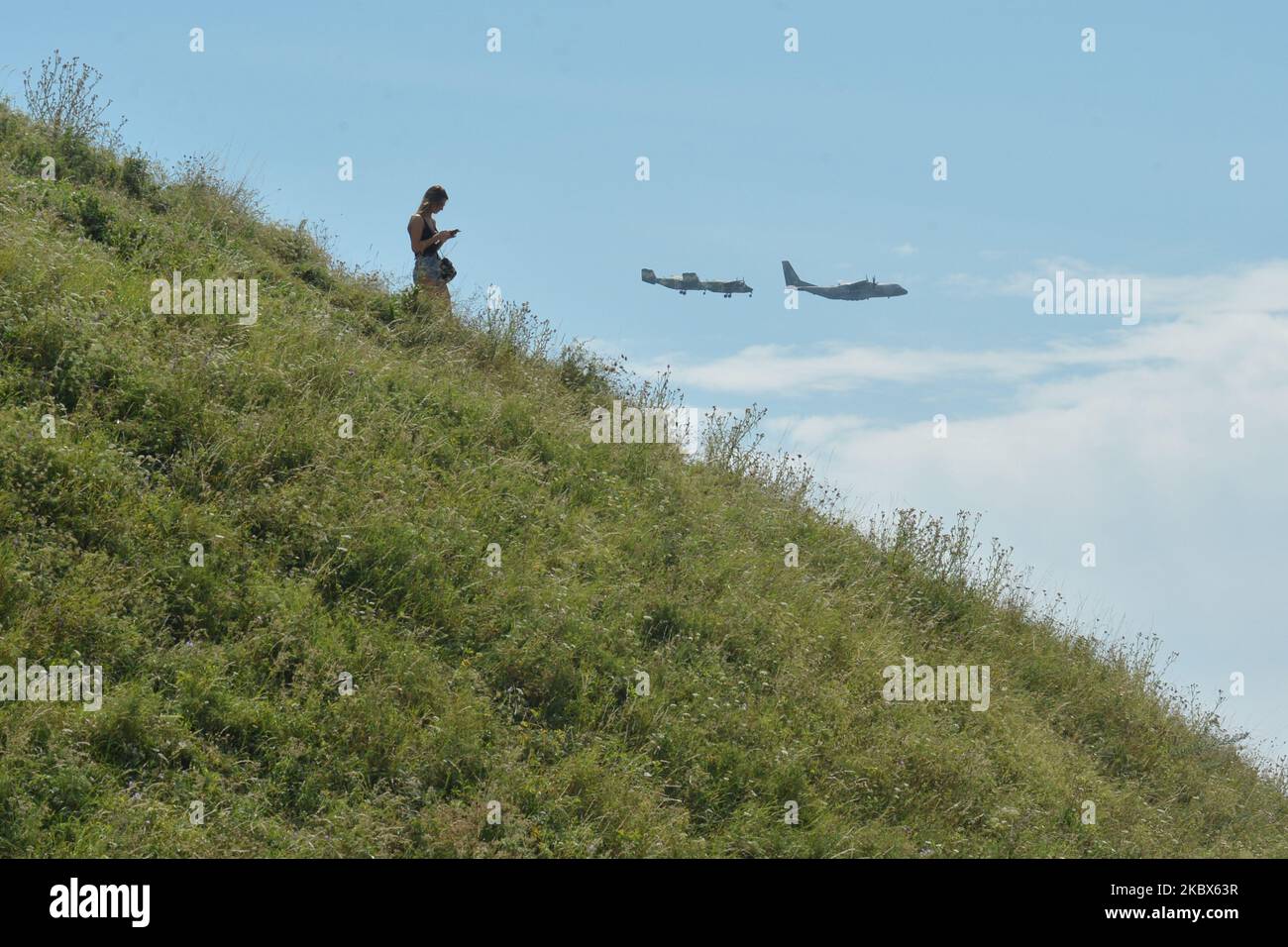 I piloti aerei militari hanno reso omaggio agli eroi della battaglia di Varsavia del 1920 sorvolando Cracovia. Altre città polacche, tra cui Bialystok, Szczecin, Poznan, Lublino, Kielce, Rzeszow, Olsztyn, Wroclaw, Lodz e Westerplatte, hanno fatto simili fly-bys. A Varsavia si sono svolte le principali celebrazioni della Giornata dell'Esercito Polacco e del 100th° anniversario della Battaglia di Varsavia. Sabato 15 agosto 2020, a Cracovia, Malopolskie Voivodato, Polonia. (Foto di Artur Widak/NurPhoto) Foto Stock