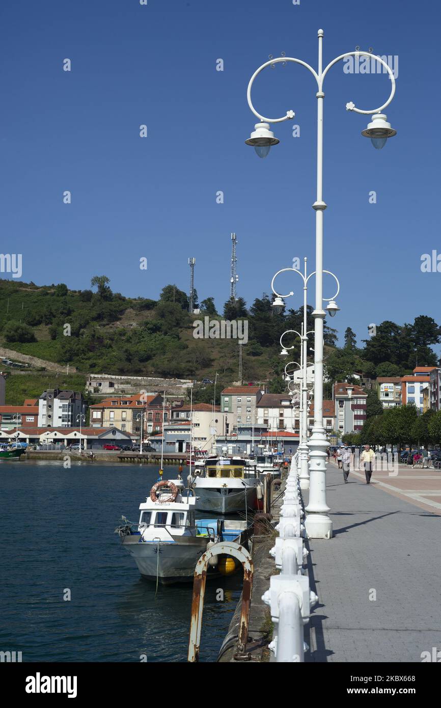 Vista del porto di Ribadesella nelle Asturie, Spagna il 15 agosto 2020. (Foto di Oscar Gonzalez/NurPhoto) Foto Stock