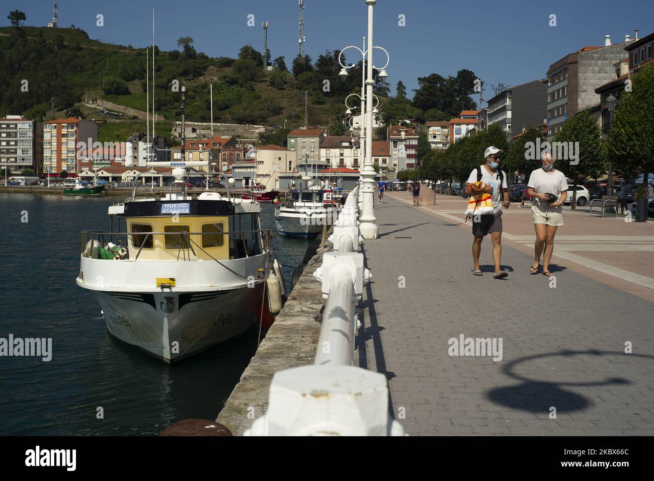 Vista del porto di Ribadesella nelle Asturie, Spagna il 15 agosto 2020. (Foto di Oscar Gonzalez/NurPhoto) Foto Stock