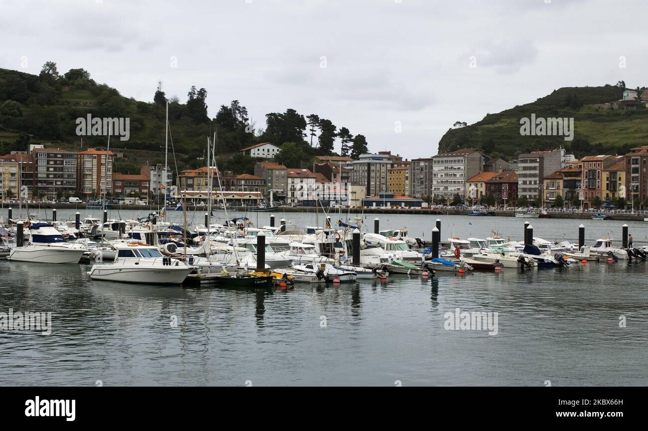 Vista del porto di Ribadesella nelle Asturie, Spagna il 15 agosto 2020. (Foto di Oscar Gonzalez/NurPhoto) Foto Stock