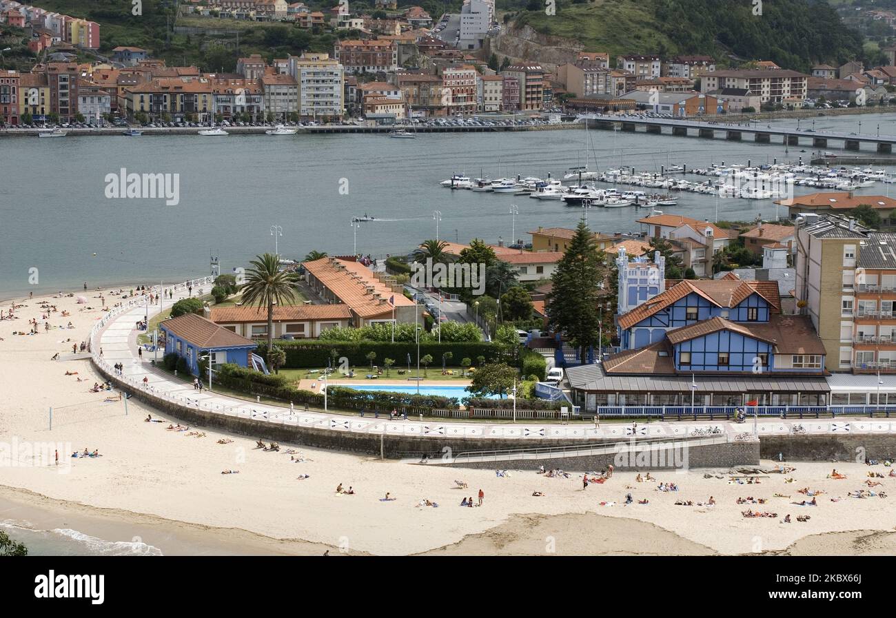 Vista della spiaggia di Ribadesella nelle Asturie, Spagna il 15 agosto 2020. (Foto di Oscar Gonzalez/NurPhoto) Foto Stock