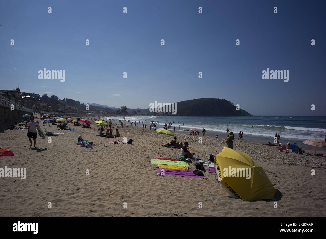 Vista della spiaggia di Ribadesella nelle Asturie, Spagna il 15 agosto 2020. (Foto di Oscar Gonzalez/NurPhoto) Foto Stock