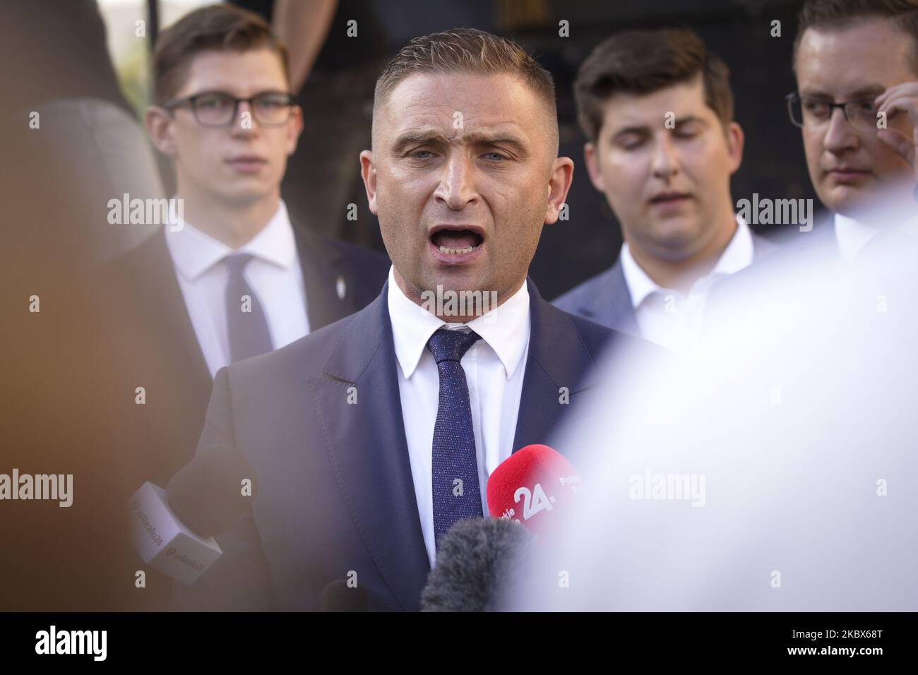 Il leader di estrema destra Robert Bakiewicz è visto parlare in vista di una marcia dell'ultranazionalista All Polish Youth (Mlodziez Wszechpolska) a Varsavia, in Polonia, il 15 agosto 2020. (Foto di Jaap Arriens/NurPhoto) Foto Stock