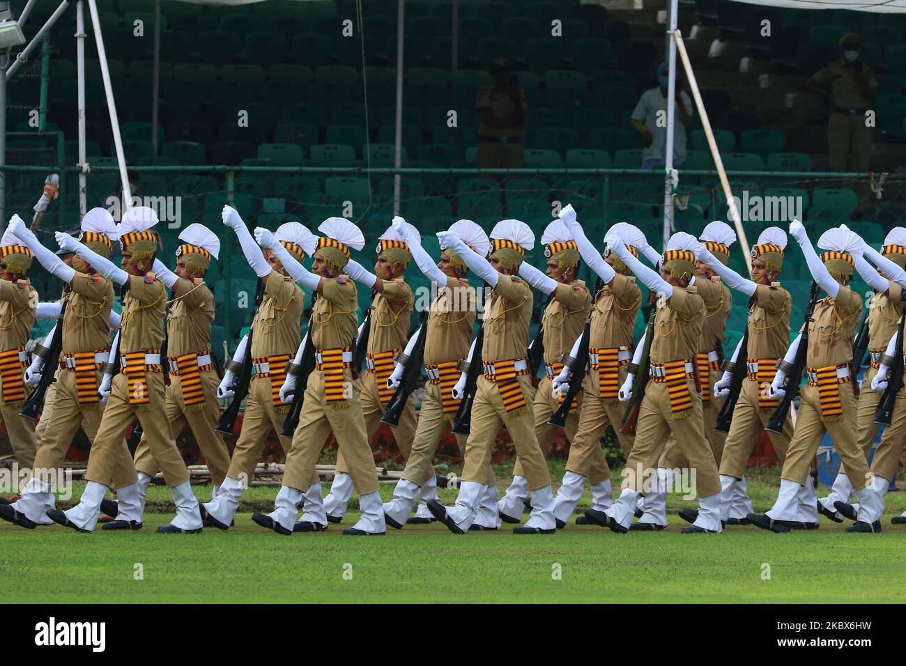 Jawans alla Guardia d'onore durante le celebrazioni del 74th° giorno dell'Indipendenza, allo stadio Sawai Mansingh di Jaipur, in India, il 15 agosto 2020. (Foto di Vishal Bhatnagar/NurPhoto) Foto Stock