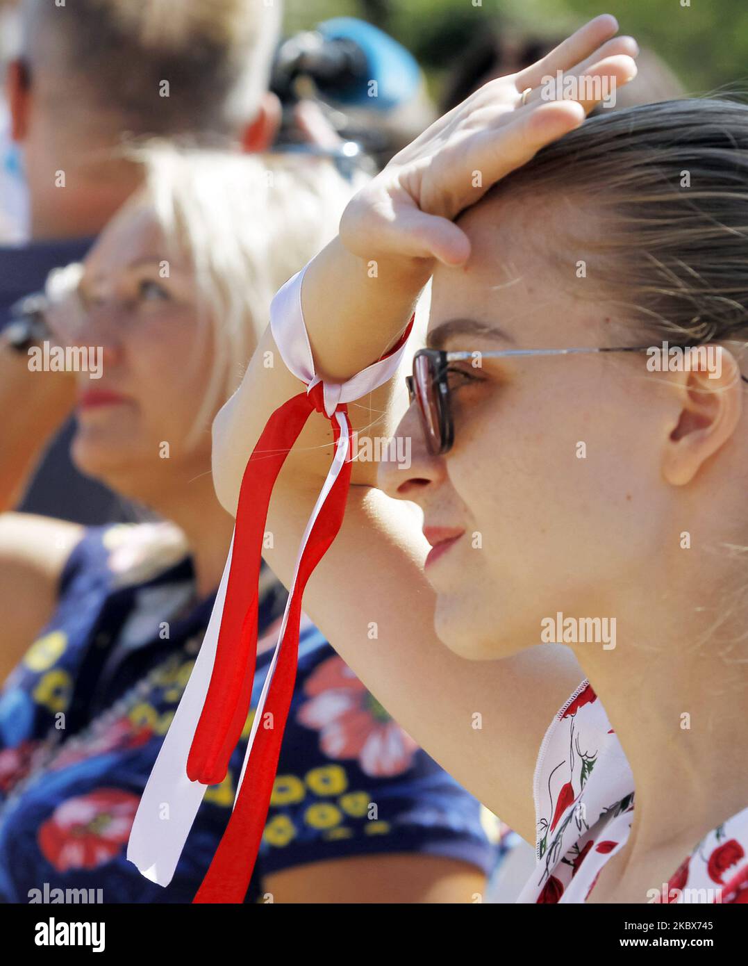 Una donna con un nastro bianco e rosso sulle sue mani partecipa a un raduno di solidarietà con le proteste in Bielorussia chiamato "marcia di marcia per la Bielorussia libera" a Kyiv, Ucraina, il 16 agosto 2020. I bielorussi che vivono in Ucraina e gli attivisti ucraini che li sostengono si sono riuniti per la loro marcia a sostegno delle proteste dell'opposizione dopo le elezioni presidenziali in Bielorussia. (Foto di Str/NurPhoto) Foto Stock