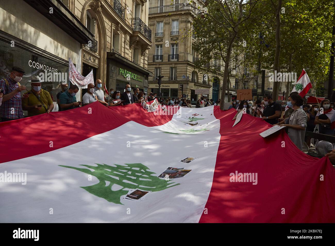 I manifestanti hanno manifestato contro le autorità libanesi e la corruzione politica del Libano per la massiccia esplosione nel porto di Beirut a Parigi, in Francia, il 16 agosto 2020. Secondo l'autorità libanese, almeno 179 persone sono state uccise, E più di 6.000 feriti, con 49 ancora mancanti nell'esplosione di Beirut che ha devastato l'area portuale il 04 agosto e si ritiene sia stata causata da una stima di 2.750 tonnellate di nitrato di ammonio immagazzinato in un magazzino. (Foto di Adnan Farzat/NurPhoto) Foto Stock