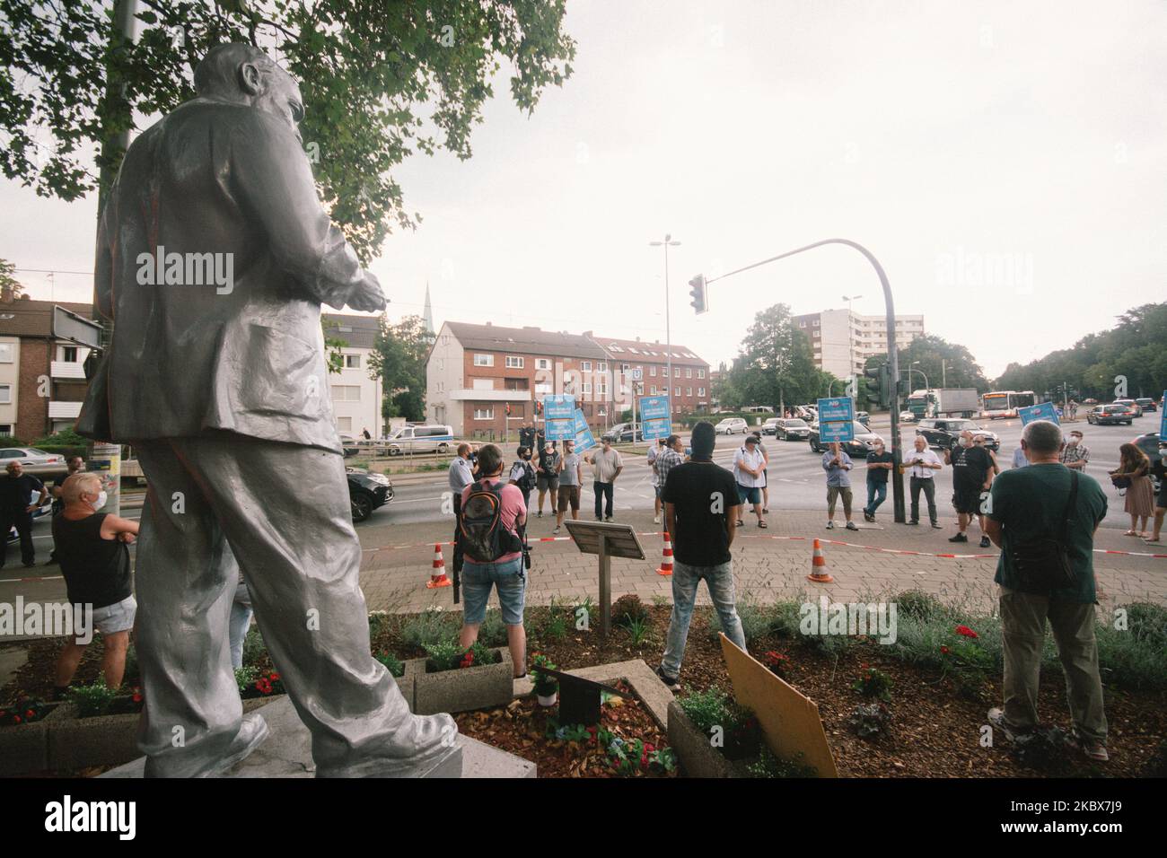 Vista generale del ring wing AFD si raduna contro la demostrazione delle ali di sinistra MLPD di fronte alla statua di Lenin a Gelsenkirchen, Germania, il 16 agosto 2020. (Foto di Ying Tang/NurPhoto) Foto Stock