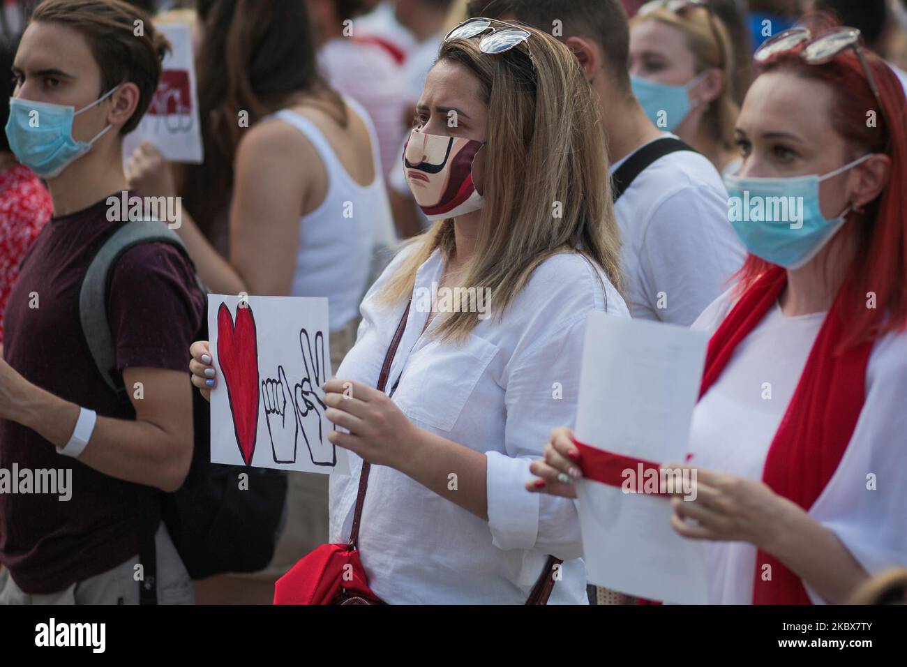 Manifestanti a Wroclaw, Polonia, il 17 agosto 2020. Membri della diaspora locale bielorussa, attivisti e sostenitori locali per esprimere la loro solidarietà ai bielorussi durante il Rally di solidarietà in relazione agli eventi politici nel loro paese. (Foto di Krzysztof Zatycki/NurPhoto) Foto Stock