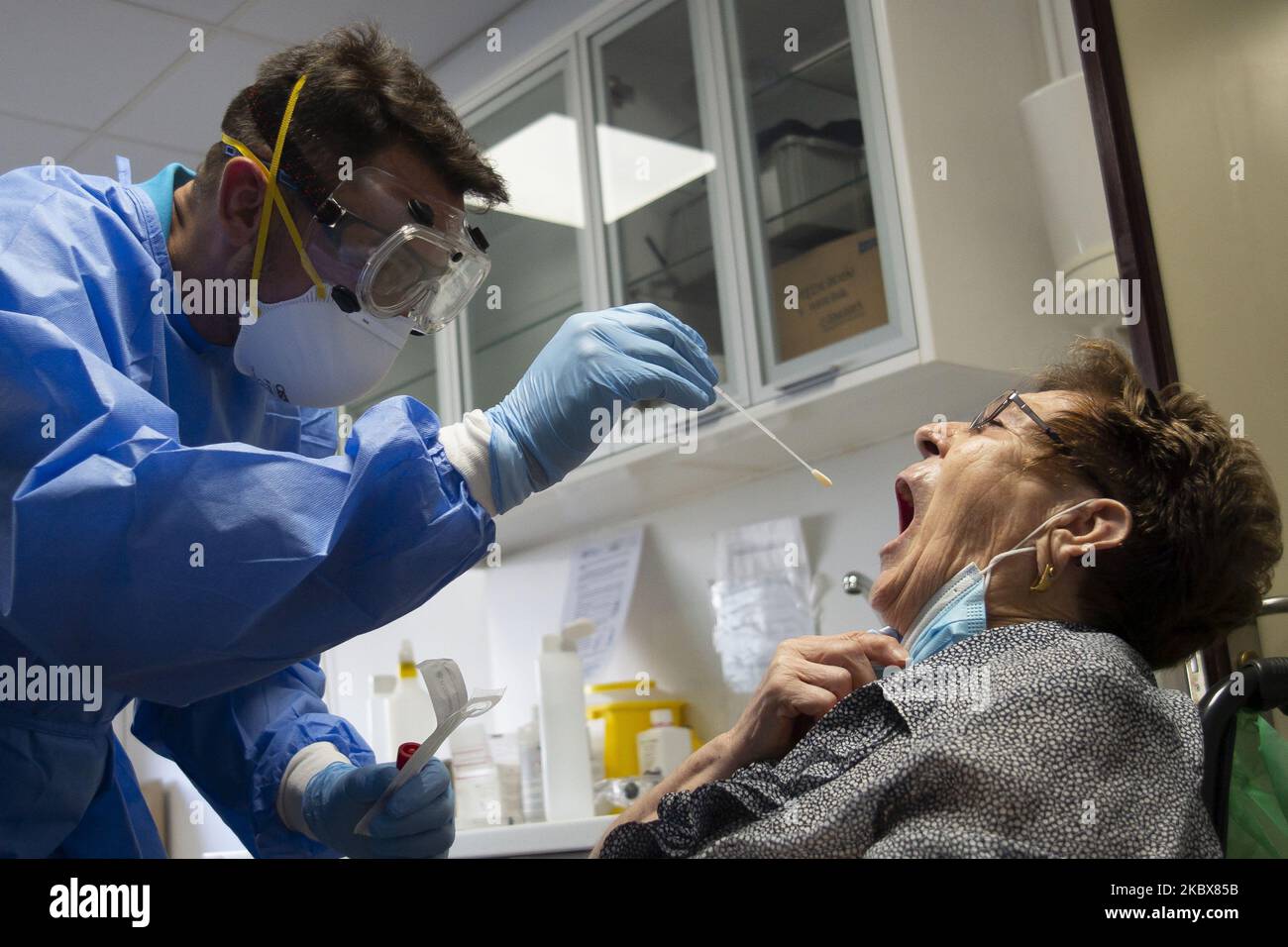 Un operatore sanitario protetto esegue un test PCR su una donna presso il Carabanchel Alto Specialty Center il 17 agosto 2020 a Madrid, Spagna. Oggi, il governo regionale della Comunità di Madrid ha iniziato a testare casualmente 1.000 residenti tra i 15 e i 49 anni di età al fine di 'detect Covid infezione in persone asintomatiche Il più presto possibile e procedere con isolamento, contatto di ricerca e quarantena'. (Foto di Oscar Gonzalez/NurPhoto) Foto Stock