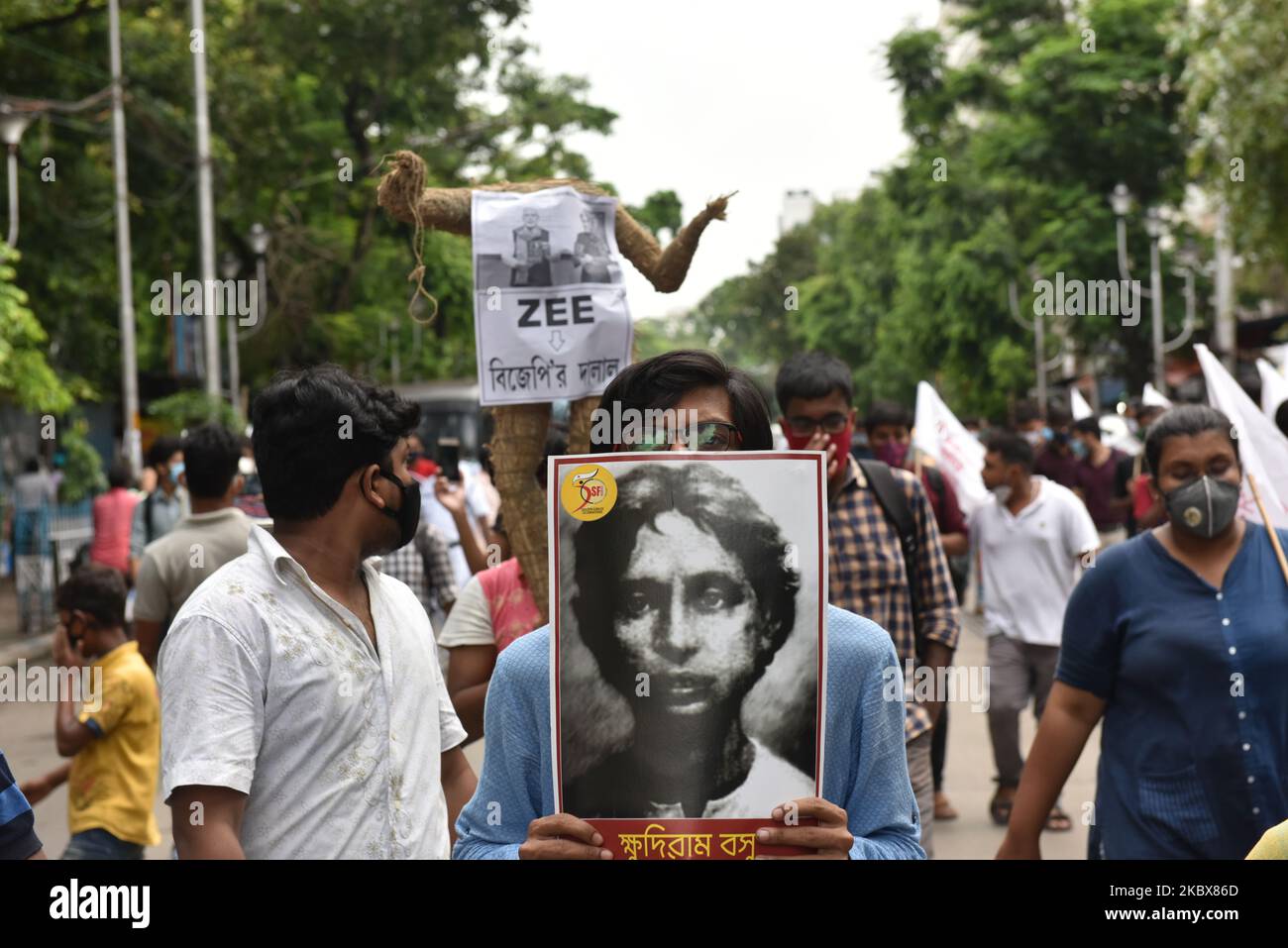 La gente protesta contro Zee5 a Kolkata, in India, il 17 agosto 2020. Zee5 presenta una serie web ''Abhay-2'' in cui il più giovane combattente bengalese per la libertà, martire della lotta per la libertà dell'India, giustiziata dal governo britannico. La fotografia di Khudiram Bose è stata usata come uno dei criminali locali fuggitivi nel secondo episodio della seconda stagione della serie in una 'scena di interrogatori di polizia' che contiene fotografie di criminali locali. La protesta è stata organizzata dalla Federazione studentesca dell'India. (Foto di Sukhomoy Sen/NurPhoto) Foto Stock