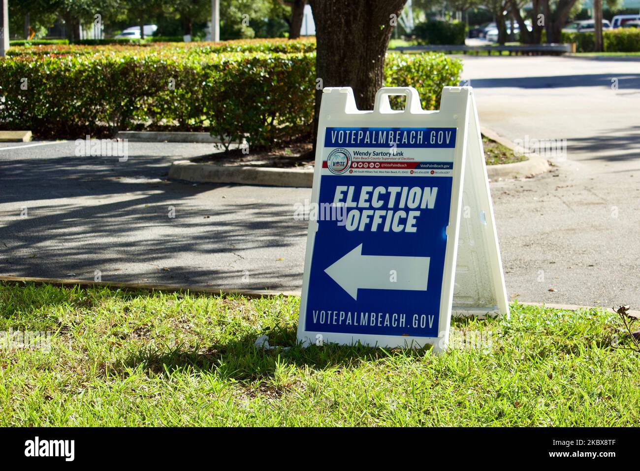 Cartello con la freccia dell'ufficio elettorale della contea di Palm Beach Foto Stock