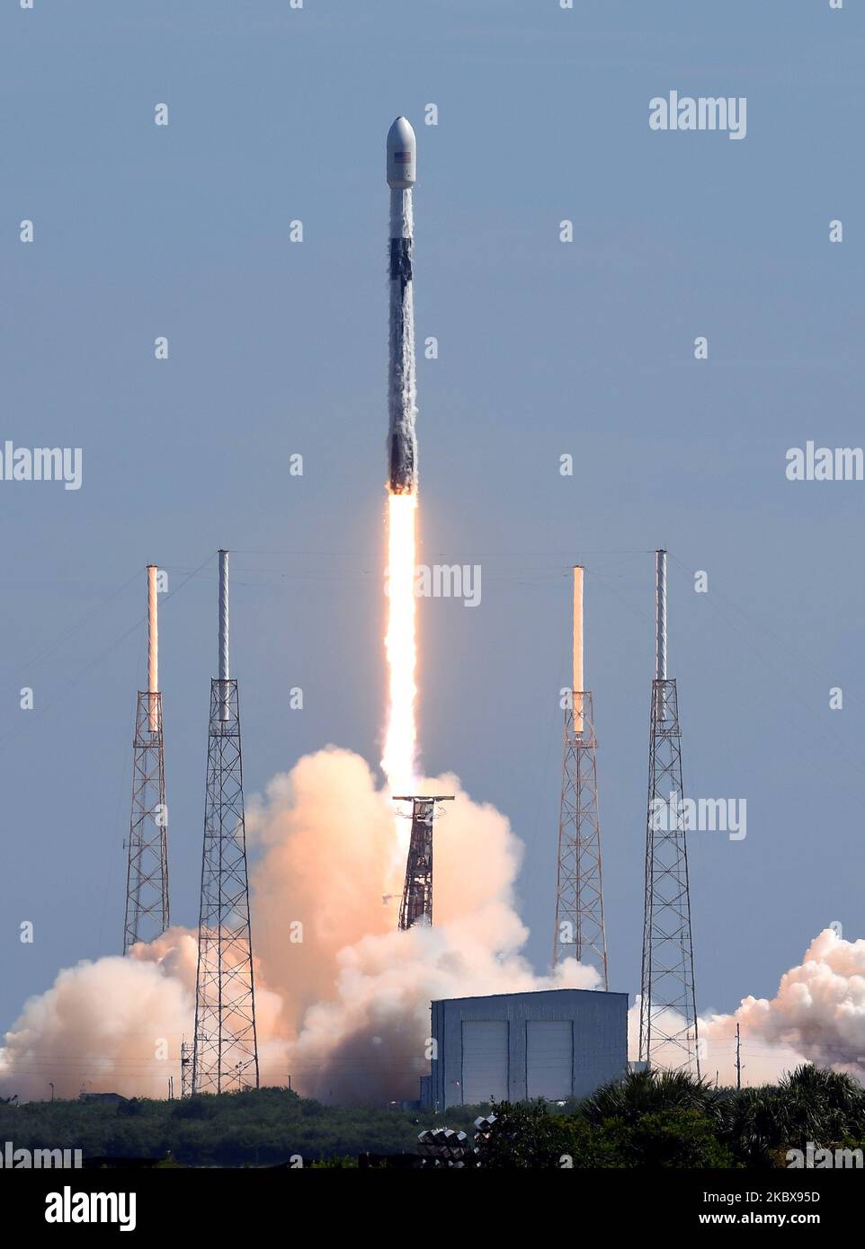 18 agosto 2020 - Cape Canaveral, Florida, Stati Uniti - Un razzo SpaceX Falcon 9 che trasporta 58 satelliti per la rete internet a banda larga Starlink di SpaceX e tre satelliti SkySat per l'imaging terrestre lanciano dal pad 40 alla Stazione dell'Aeronautica militare di Cape Canaveral il 18 agosto 2020 a Cape Canaveral, Florida. (Foto di Paul Hennessy/NurPhoto) Foto Stock