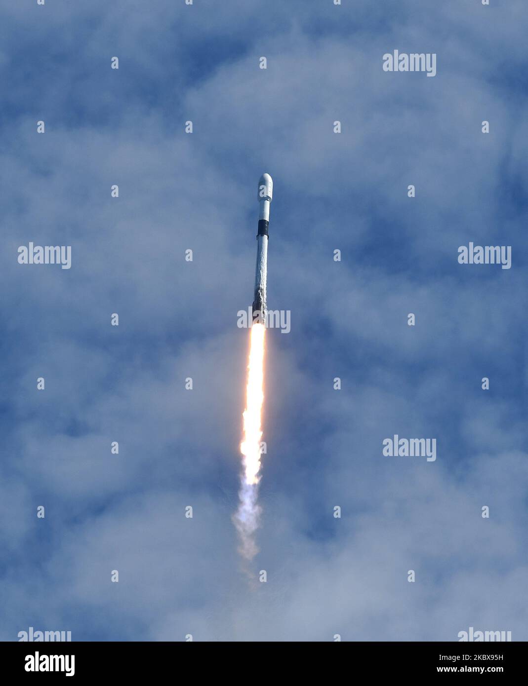 18 agosto 2020 - Cape Canaveral, Florida, Stati Uniti - Un razzo SpaceX Falcon 9 che trasporta 58 satelliti per la rete internet a banda larga Starlink di SpaceX e tre satelliti SkySat per l'imaging terrestre lanciano il 18 agosto 2020 a Cape Canaveral, Florida. (Foto di Paul Hennessy/NurPhoto) Foto Stock