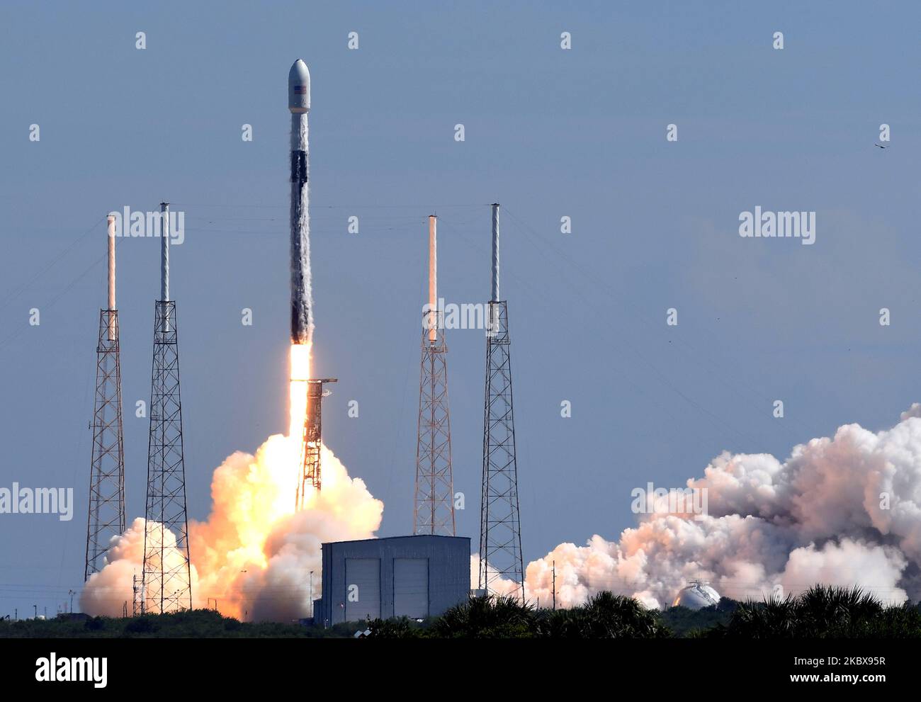 18 agosto 2020 - Cape Canaveral, Florida, Stati Uniti - Un razzo SpaceX Falcon 9 che trasporta 58 satelliti per la rete internet a banda larga Starlink di SpaceX e tre satelliti SkySat per l'imaging terrestre lanciano dal pad 40 alla Stazione dell'Aeronautica militare di Cape Canaveral il 18 agosto 2020 a Cape Canaveral, Florida. (Foto di Paul Hennessy/NurPhoto) Foto Stock