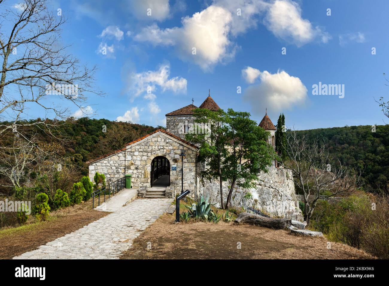 Monastero di Motsameta, chiesa medievale ortodossa in pietra situata su una scogliera vicino a Kutaisi, Georgia, regione di Imereti. Foto Stock