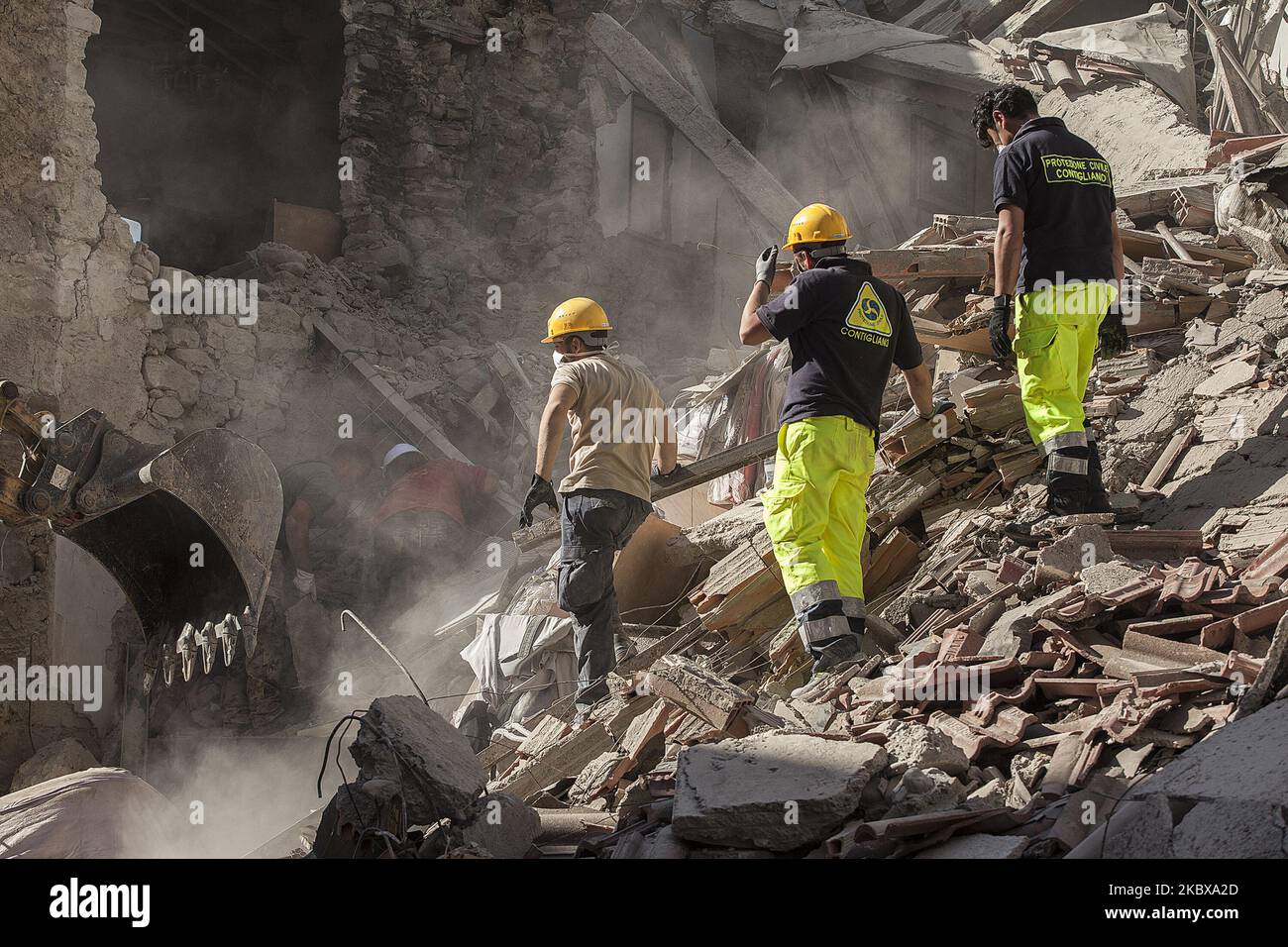 Il personale dell'agenzia di salvataggio lavora sulle macerie di Amatrice, Italia, il 24 agosto 2016, danneggiato dal terremoto. (Foto di Paolo Manzo/NurPhoto) Foto Stock