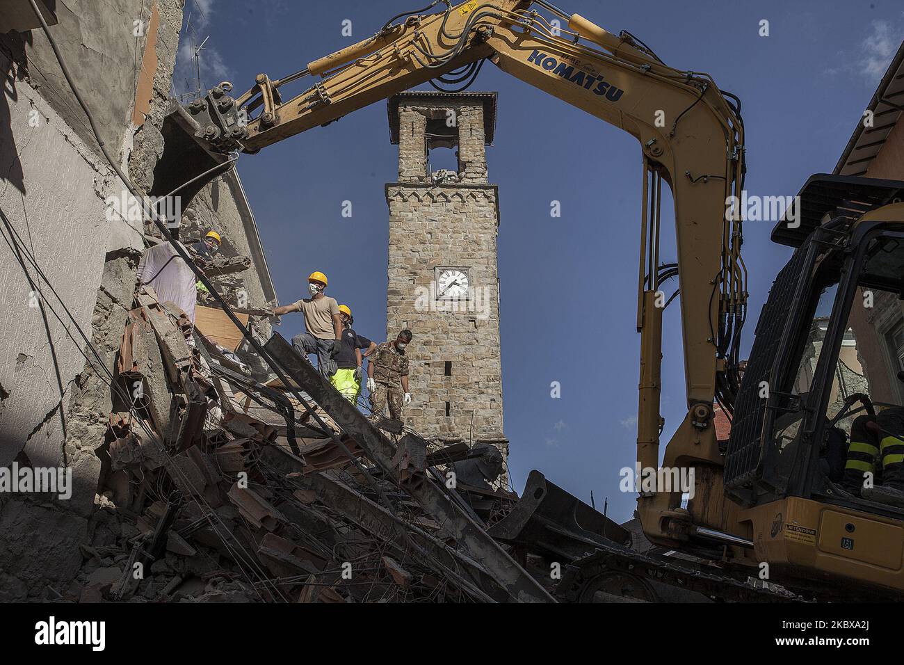 Il personale dell'agenzia di salvataggio lavora sulle macerie di Amatrice, Italia, il 24 agosto 2016, danneggiato dal terremoto. (Foto di Paolo Manzo/NurPhoto) Foto Stock