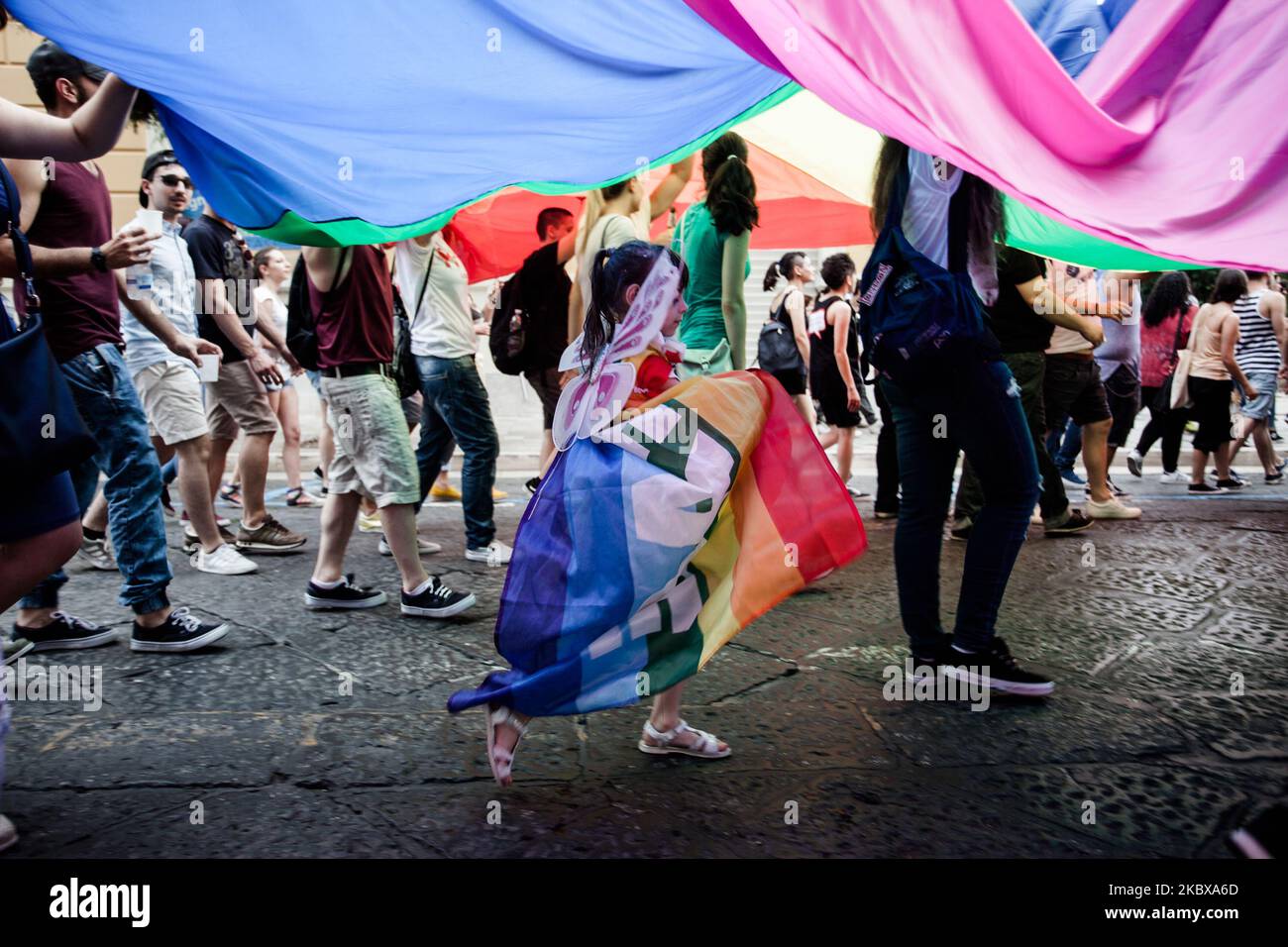 I festaioli partecipano al gay Pride a Napes, Italia, il 25 giugno 2016. (Foto di Paolo Manzo/NurPhoto) Foto Stock