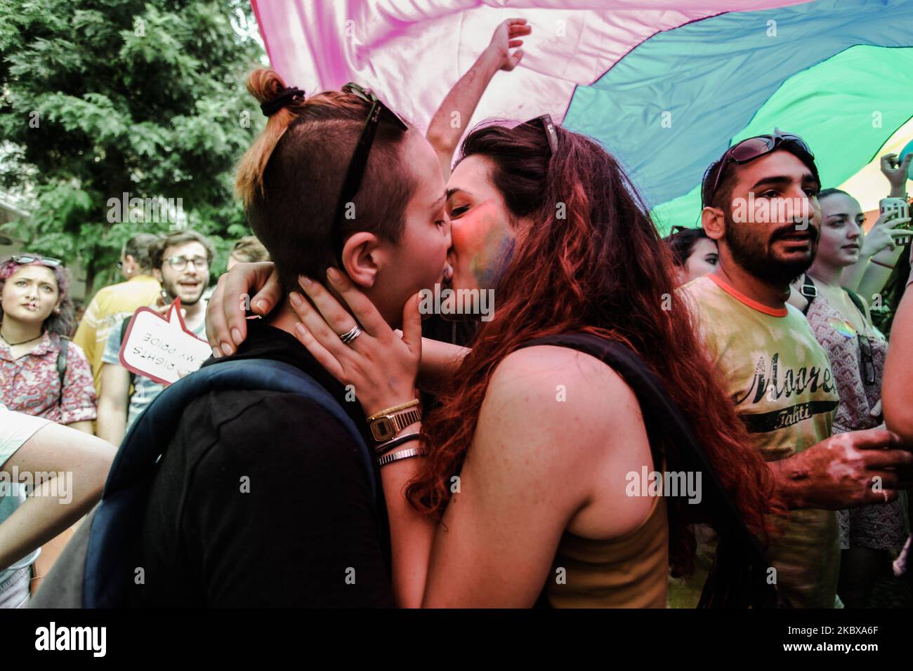 I festaioli partecipano al gay Pride a Napes, Italia, il 25 giugno 2016. (Foto di Paolo Manzo/NurPhoto) Foto Stock