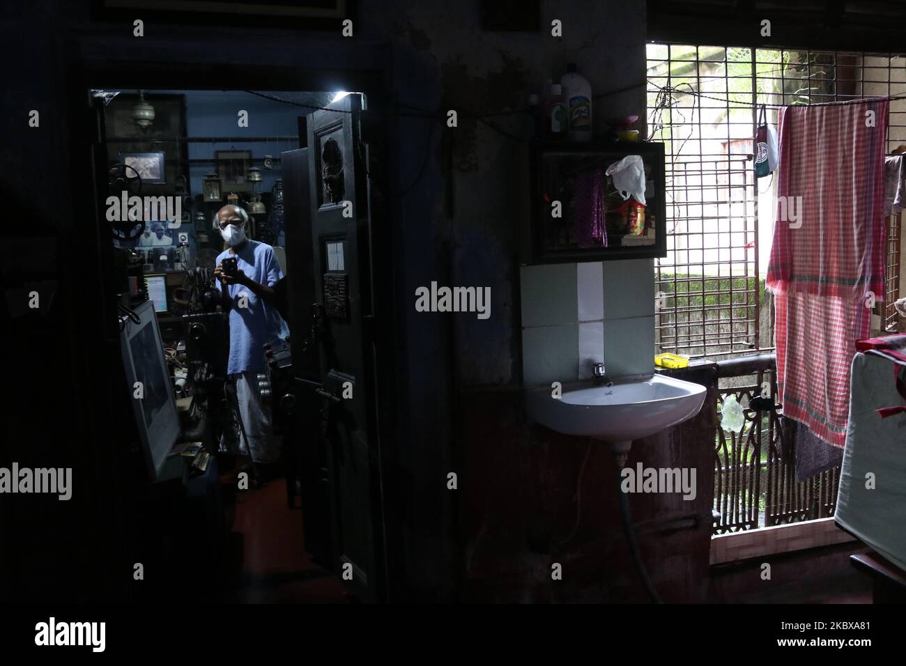 Un collezionista Shri Sushi Kumar Chatterjee uomo di ,95 anni mostra un antico fermo macchina fotografica e cine, proiettori nella sua residenza durante la Giornata Mondiale della Fotografia a Kolkata, India il 19 agosto 2020. (Foto di Debajyoti Chakraborty/NurPhoto) Foto Stock