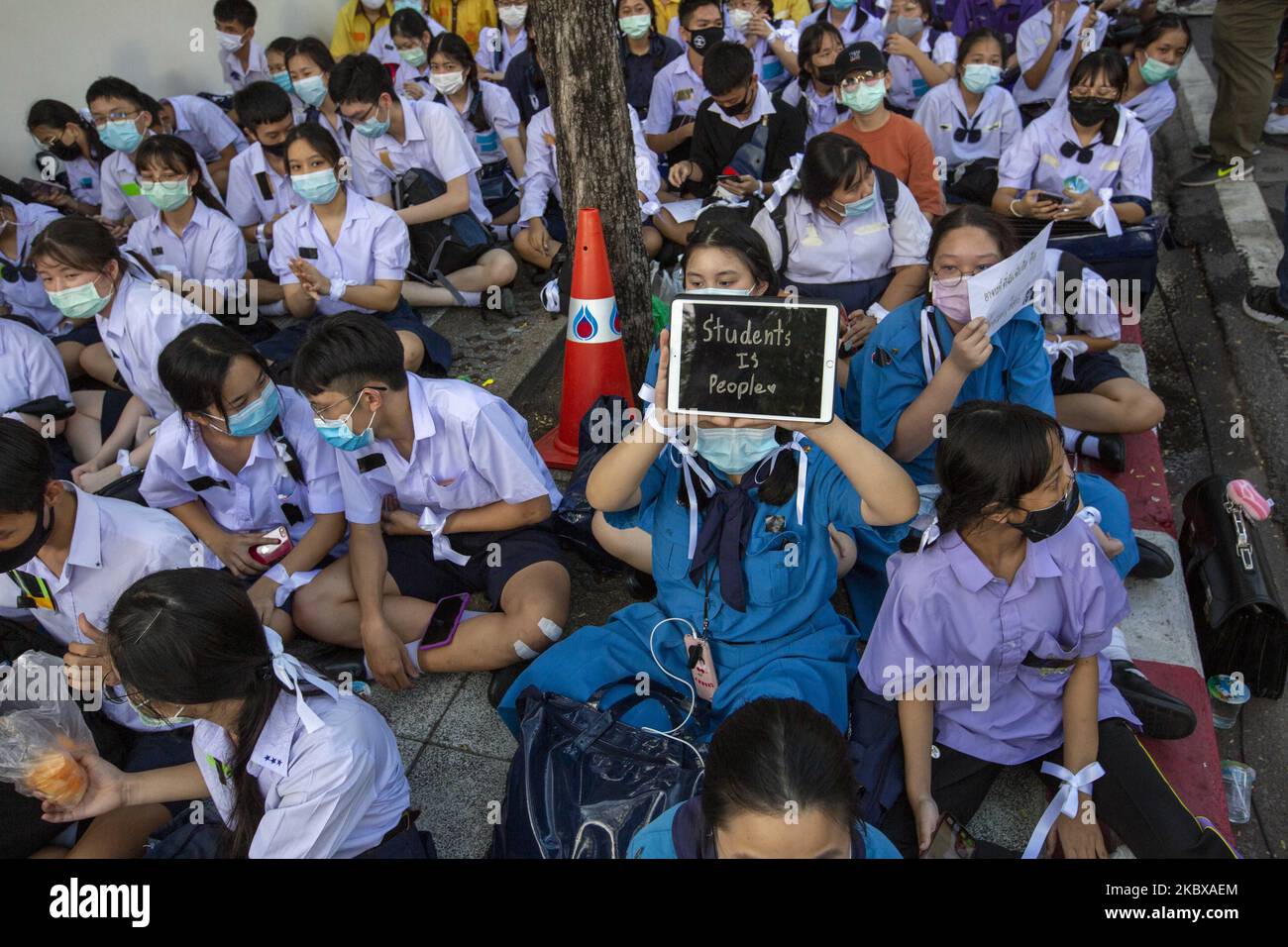 Il gruppo di attivisti studenteschi ''Bad Students'' si è riunito presso il Ministero dell'Istruzione della Thailandia a Bangkok, in Thailandia, il 19 agosto 2020 per protestare contro le azioni di insegnanti e funzionari governativi che hanno chiesto la punizione degli studenti che sostengono il movimento di protesta anti-governativo. Negli ultimi giorni alcuni insegnanti hanno cercato attivamente di sopprimere le voci degli studenti minacciandole di voti più bassi. Oltre a ciò, un deputato thailandese al parlamento ha persino offerto una ricompensa in denaro agli insegnanti che avrebbero schiaffato fisicamente gli studenti che hanno eseguito i tre Finger Hunger Games saluto che è diventato Foto Stock