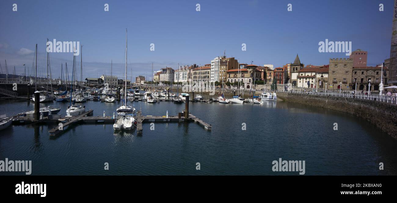 Vista del porto el Musel di Gijon nelle Asturie, Spagna il 19 agosto 2020. (Foto di Oscar Gonzalez/NurPhoto) Foto Stock