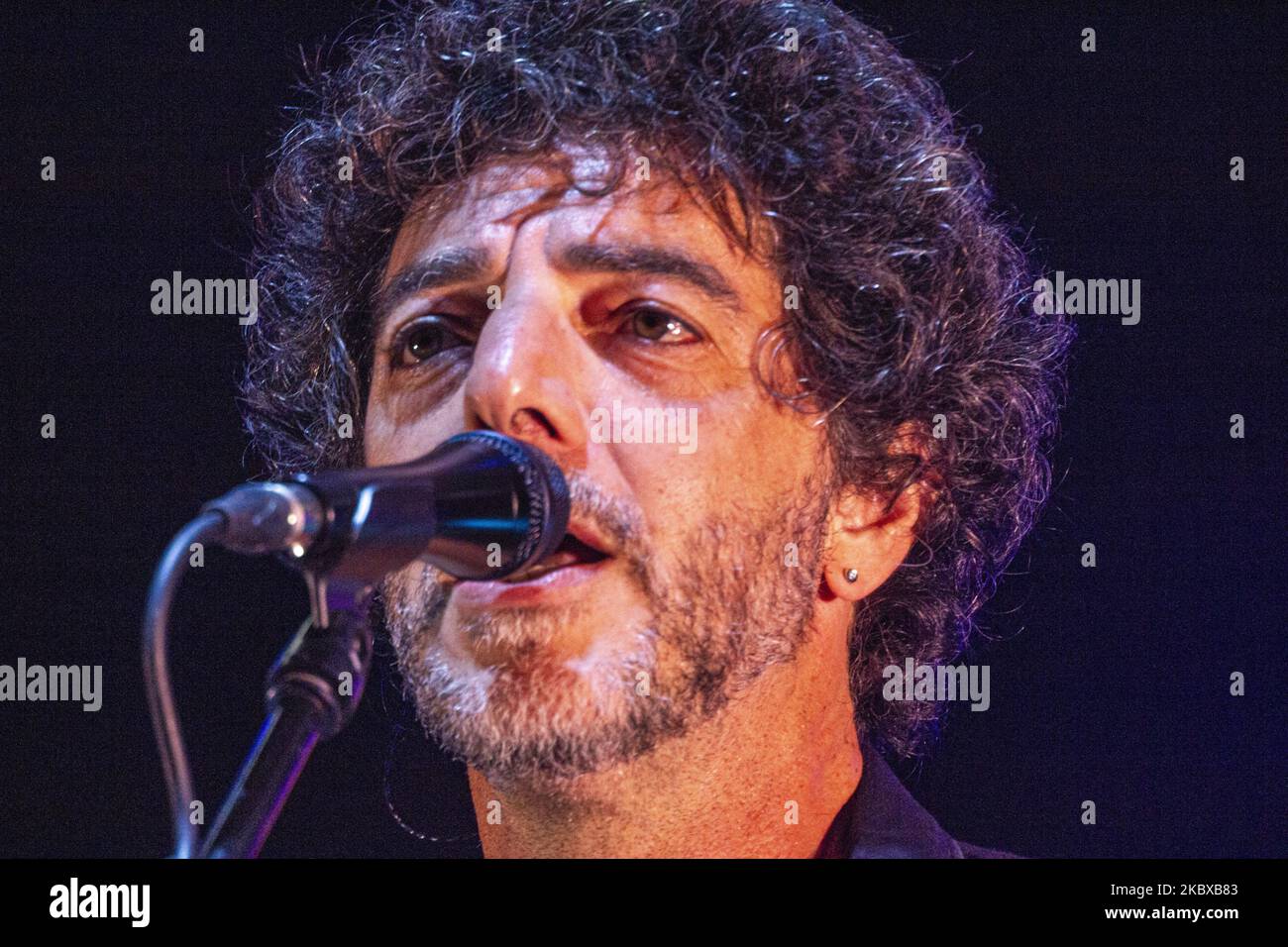 Il cantautore e musicista Max Gazze si è esibito il 19 agosto 2020 al Sountrack Festival di Ostuni (BR), in Italia, con il suo tour di scena in palco (Foto di Mimmo Lamacchia/NurPhoto) Foto Stock