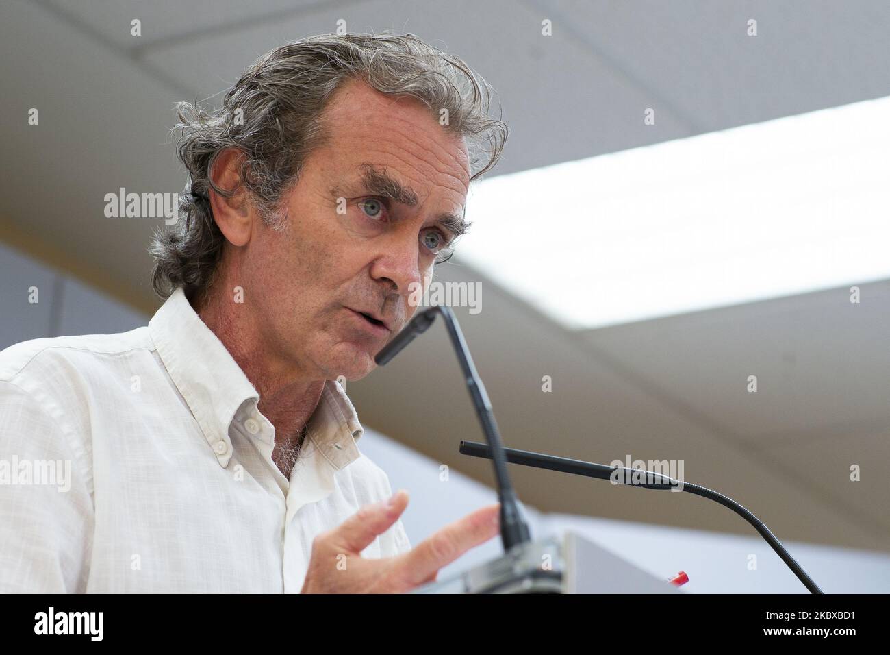 Fernando Simon, direttore del Centro di allarme e coordinamento delle emergenze sanitarie, tiene una conferenza stampa presso il Ministero della Salute per informare sulla situazione attuale del COVID-19 il 20 agosto 2020 a Madrid, Spagna. (Foto di Oscar Gonzalez/NurPhoto) Foto Stock