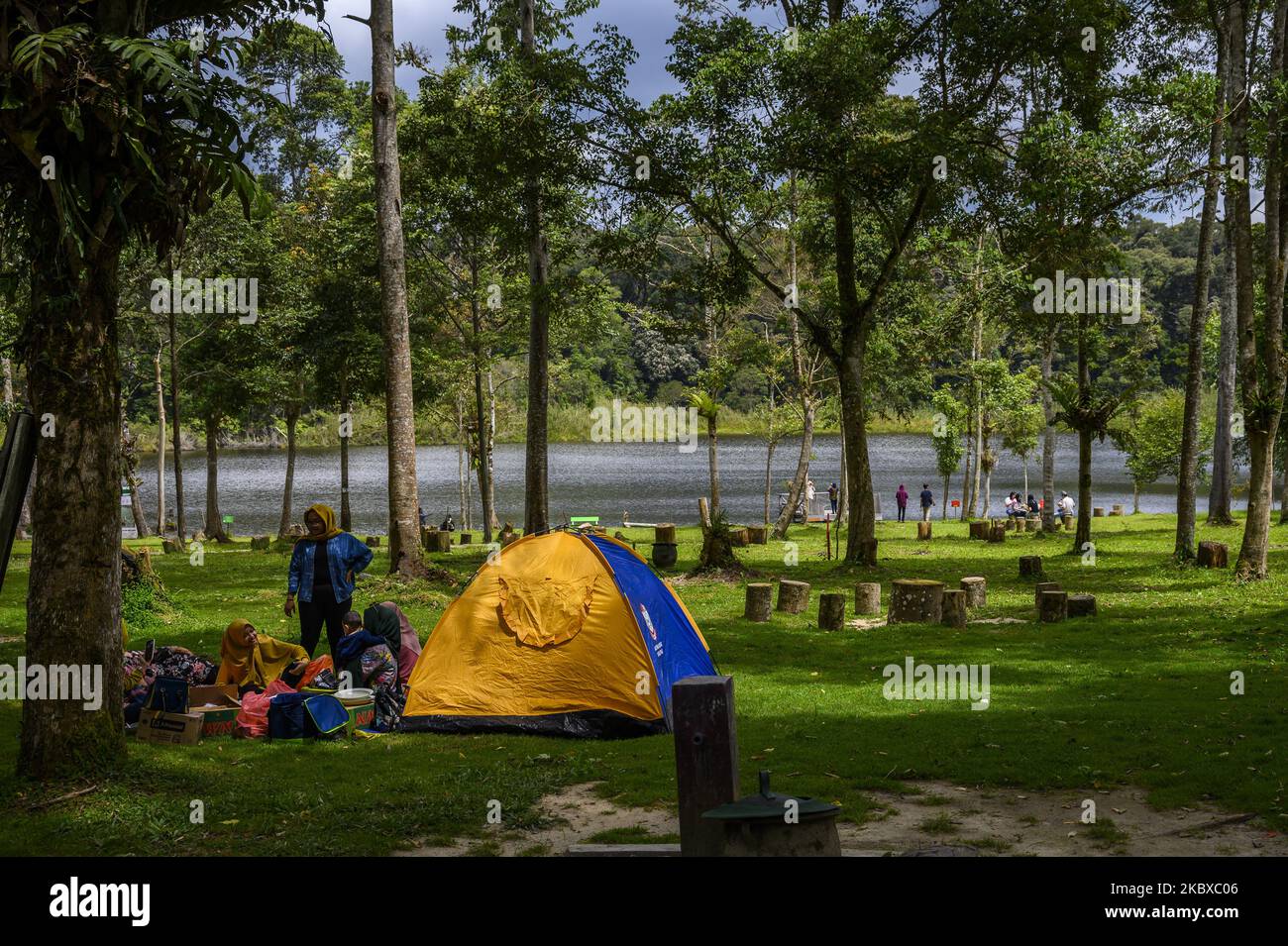 I visitatori possono godere dell'atmosfera naturale durante il viaggio nella zona di Telaga Tambing, Poso Regency, Central Sulawesi Province, Indonesia, il 20 agosto 2020. Dopo essere stata chiusa per un po' di tempo a causa della pandemia COVID-19, questa attrazione turistica gestita dall'Ufficio del Parco Nazionale Lore Lindu (BTNLL) è ora riaperta al pubblico con la dovuta osservanza dei protocolli sanitari per ogni visitatore. (Foto di Basri Marzuki/NurPhoto) Foto Stock