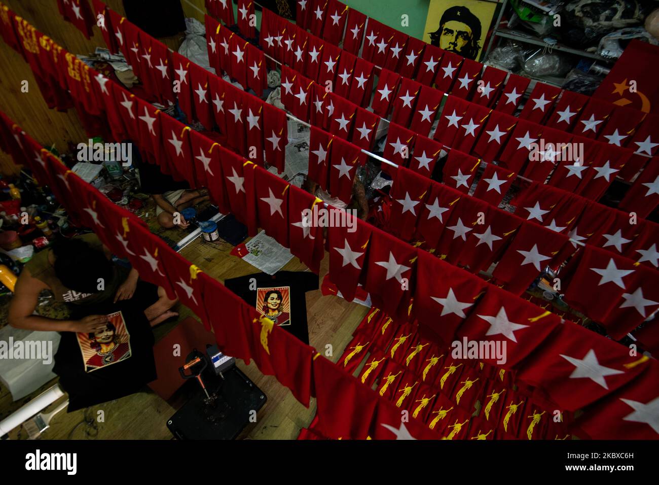 Un uomo stampa un'immagine del consigliere di Stato di Myanmar Aung San Suu Kyi su una t-shirt in una casa di stampa a Yangon, Myanmar il 21 agosto 2020. La NLD ha annunciato che parteciperanno con più di 1.000 candidati alle prossime elezioni generali previste per il 8 novembre 2020. (Foto di Shwe Paw Mya Tin/NurPhoto) Foto Stock