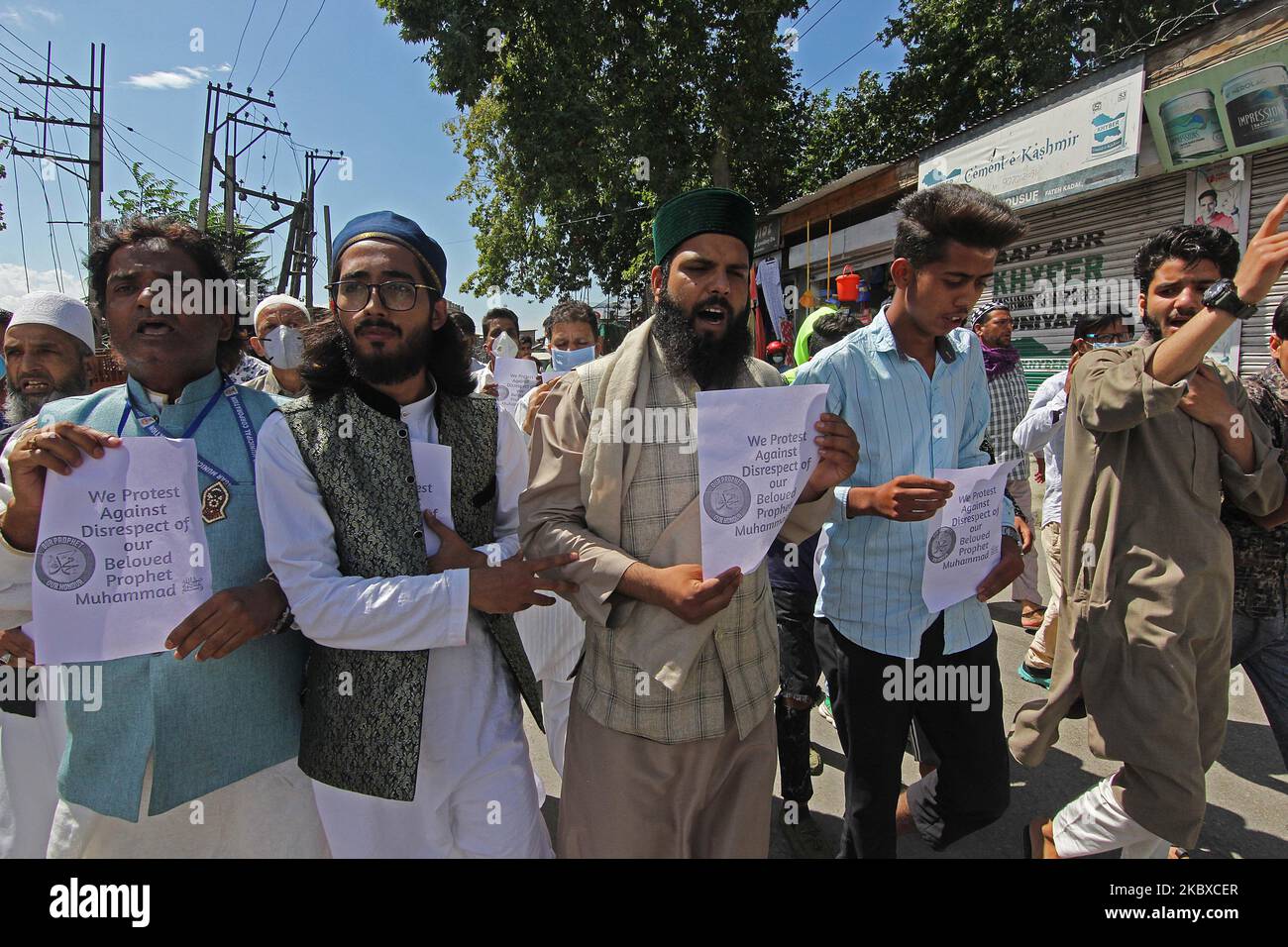 La gente urla slogan durante una protesta contro il video blasfemo recente a Srinagar, Kashmir il 21 agosto 2020. La protesta è stata tenuta a Srinagar contro un video recente in cui un uomo indù dalla regione di Jammu è sentito fare osservazioni dispregiative contro il profeta dell'Islam Muhammad (PBUH). (Foto di Faisal Khan/NurPhoto) Foto Stock