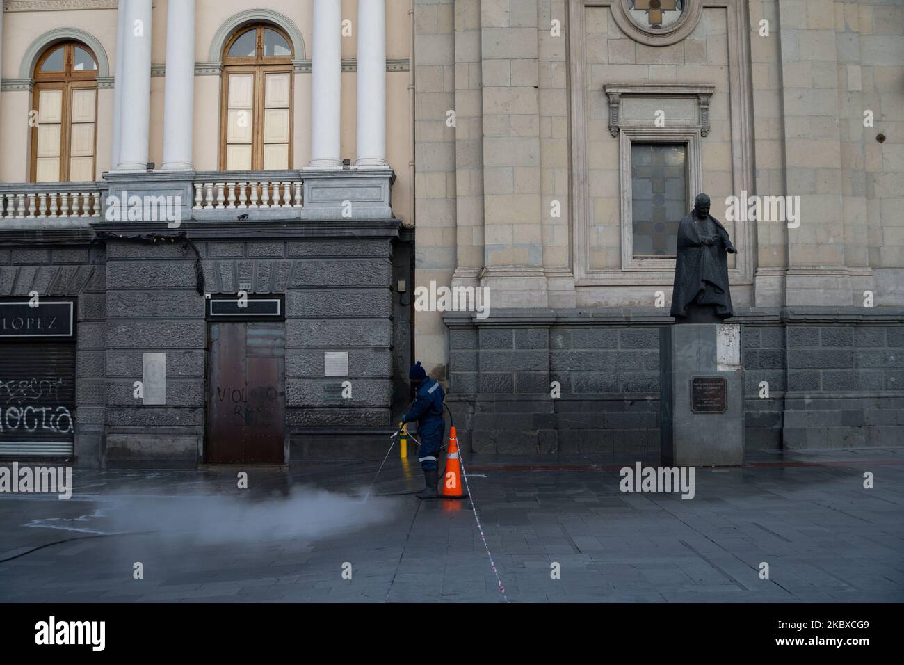 Un operaio comunale sanitizza un passaggio pedonale, a Santiago, Cile., il 18 agosto 2020. (Foto di Matias Basualdo/NurPhoto) Foto Stock