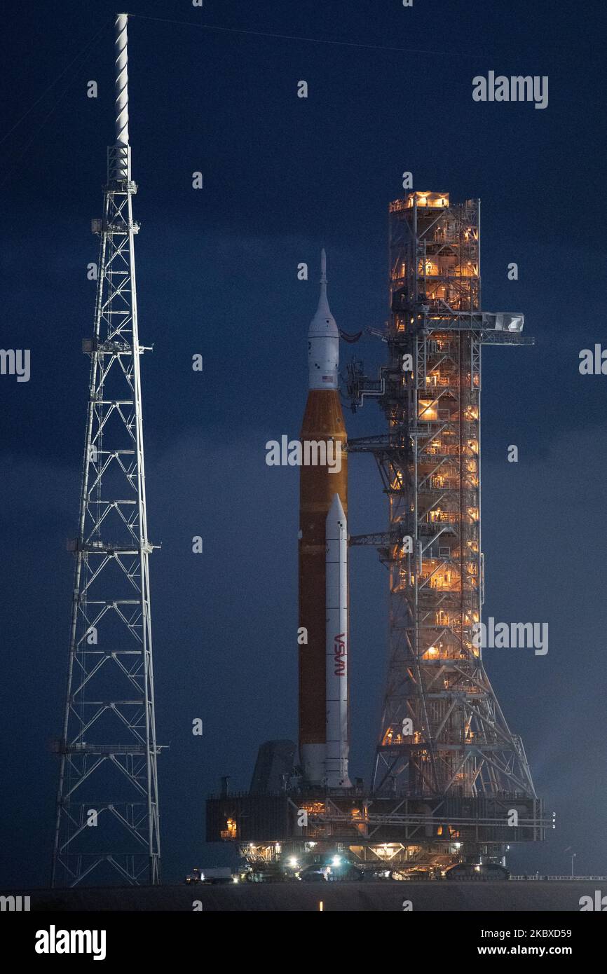 Merritt Island, Stati Uniti. 04th Nov 2022. Il razzo Space Launch System (SLS) della NASA con la navicella spaziale Orion a bordo viene visto in cima al lanciatore mobile mentre arriva al Launch Pad 39B, venerdì 4 novembre, al Kennedy Space Center della NASA in Florida. La missione Artemis i della NASA è il primo test integrato dei sistemi di esplorazione dello spazio profondo dell'agenzia: Il veicolo spaziale Orion, il razzo SLS e i sistemi di supporto a terra. Il lancio del test di volo senza equipaggio è previsto per il 14 novembre alle ore 12:07 EST. Foto NASA di Joel Kowsky/UPI Credit: UPI/Alamy Live News Foto Stock